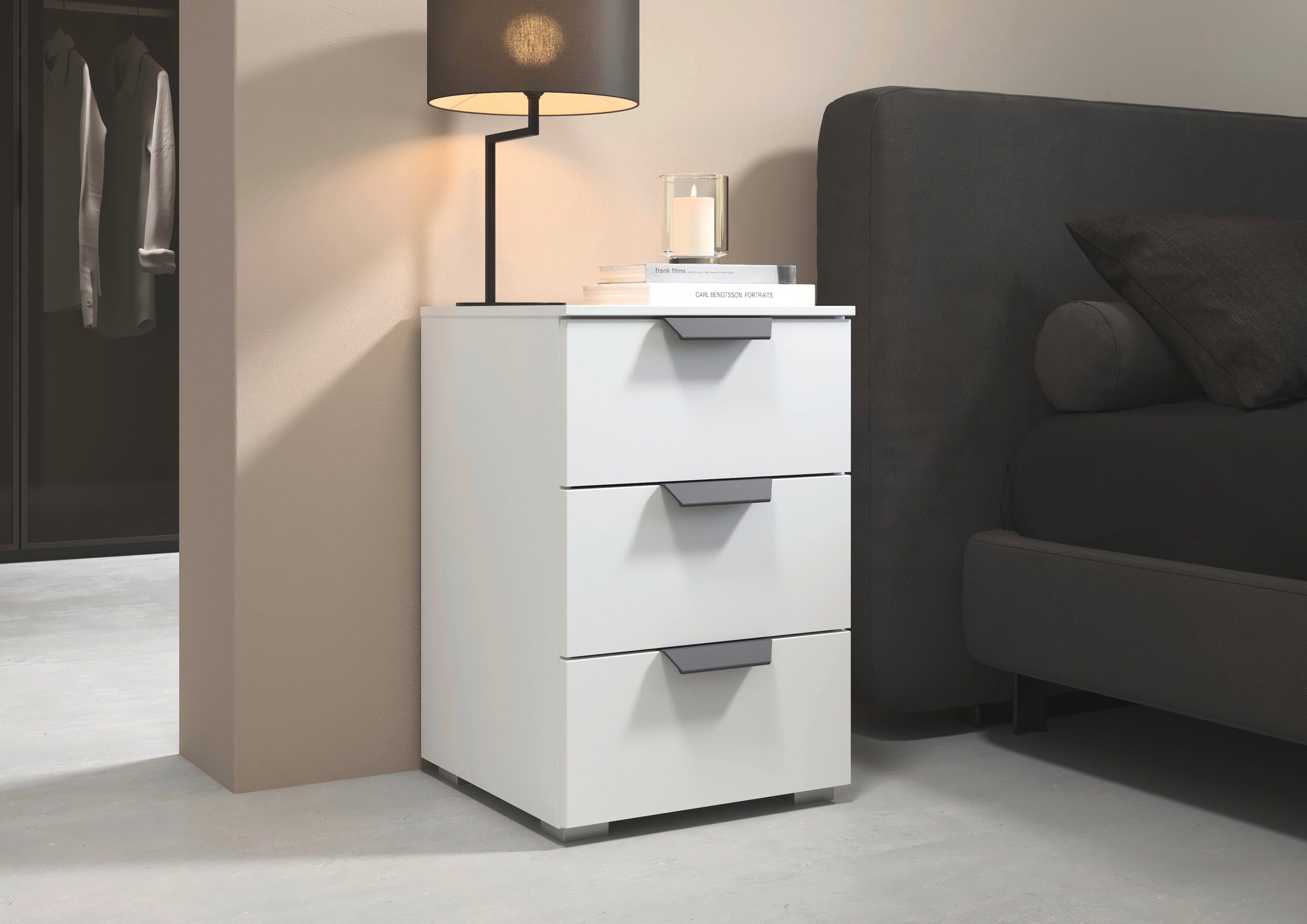 rauch Nachtkommode Nachttisch Nachtkonsole COSTA mit farblich passenden Metallgriffen (in 2 Griff-Farben, Breite 40 cm), drei geräumige Schubladen MADE IN GERMANY