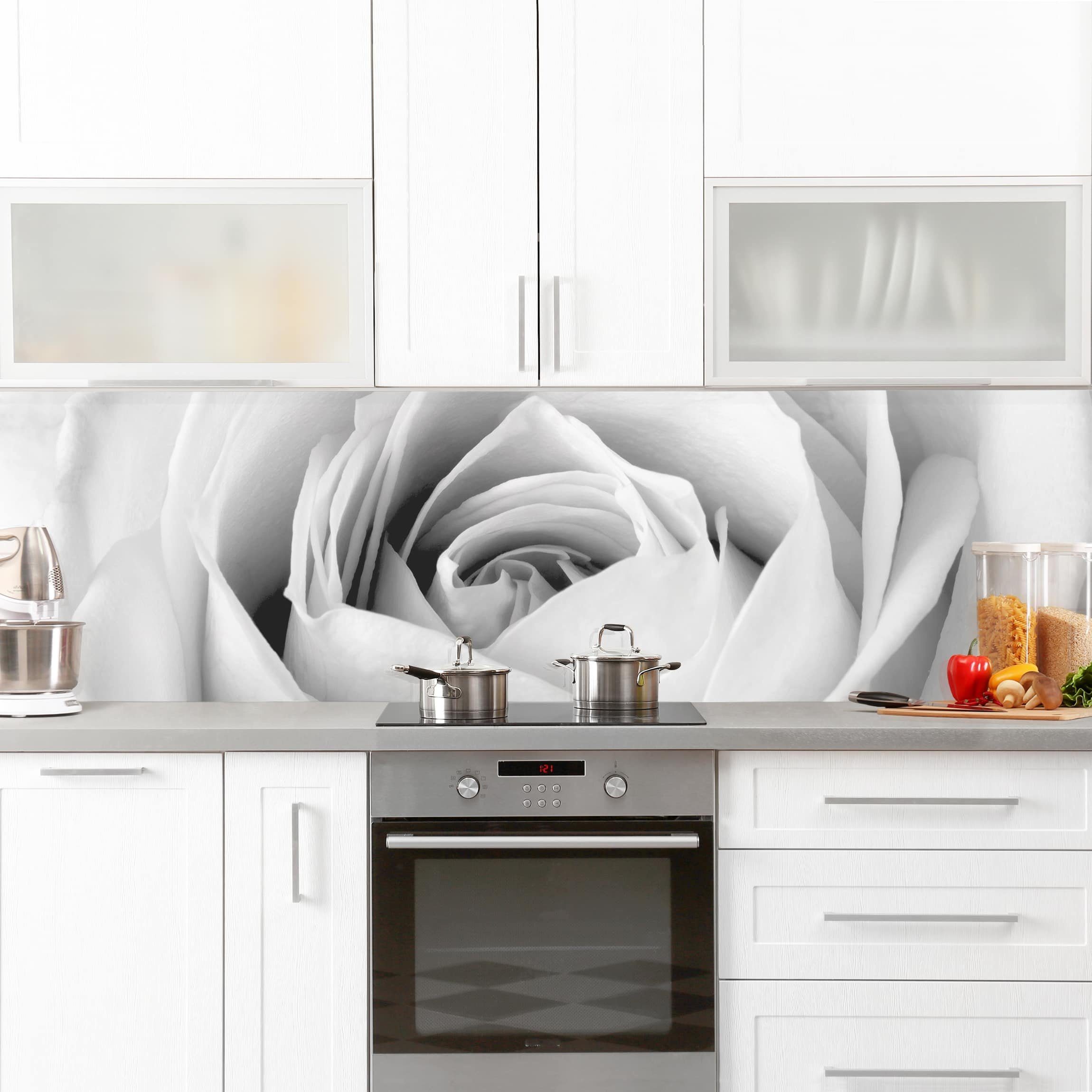 Bilderdepot24 Küchenrückwand schwarz-weiß dekor Blumen Romantik Close Up Rose Wandverkleidung Küche, (1-tlg., Nischenrückwand - für Fliesenspiegel ohne Bohren - matt), Spritzschutz Rückwand Küche Herd - Folie selbstklebend versch. Größen