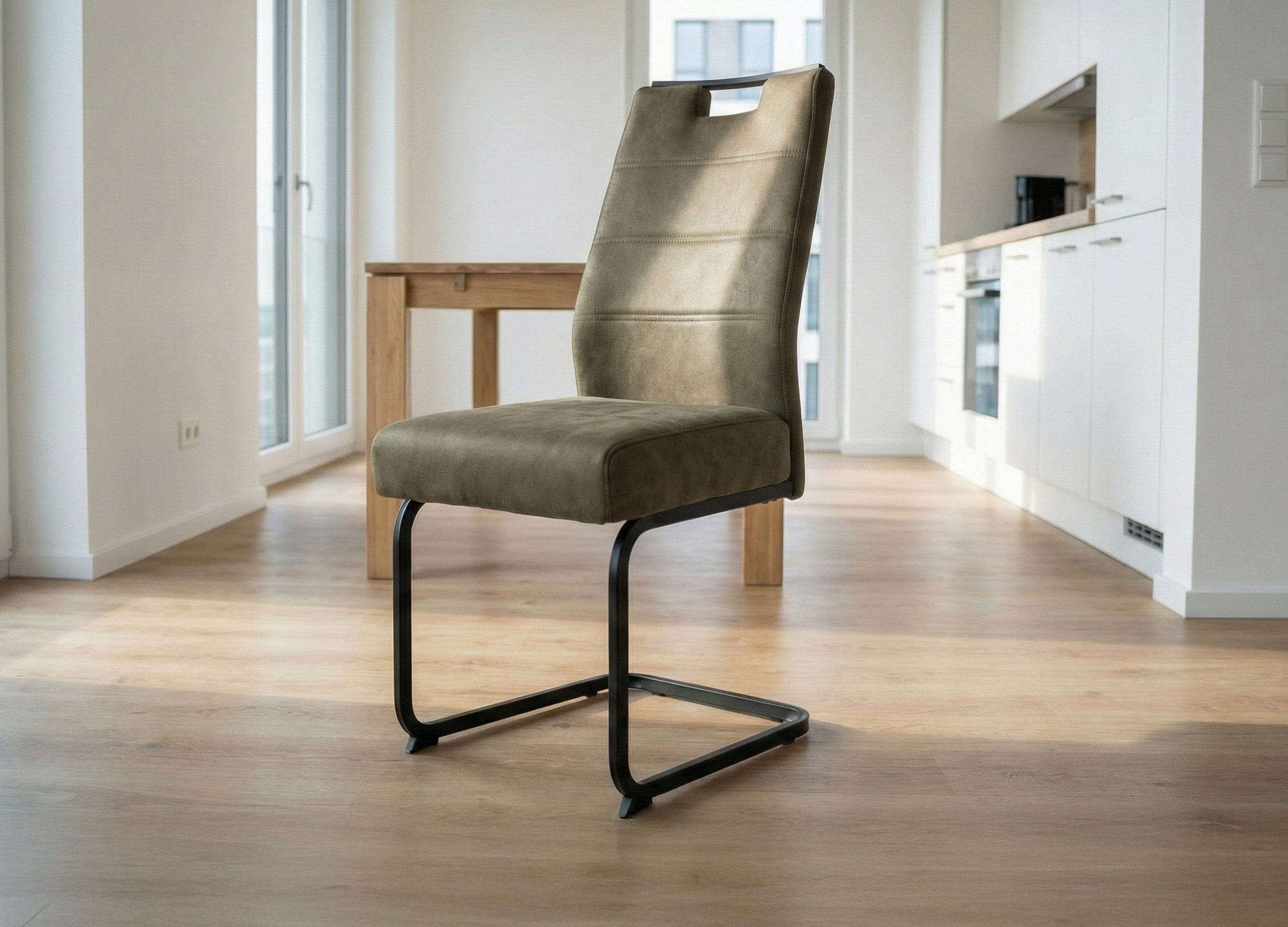 Die Möbelfundgrube® Freischwinger mit Microfaser Vintage Optik, Griffmulde, Esszimmerstuhl, »Kerstin«, Metallgestell schwarz pulverbeschichtet · moderne Steppung