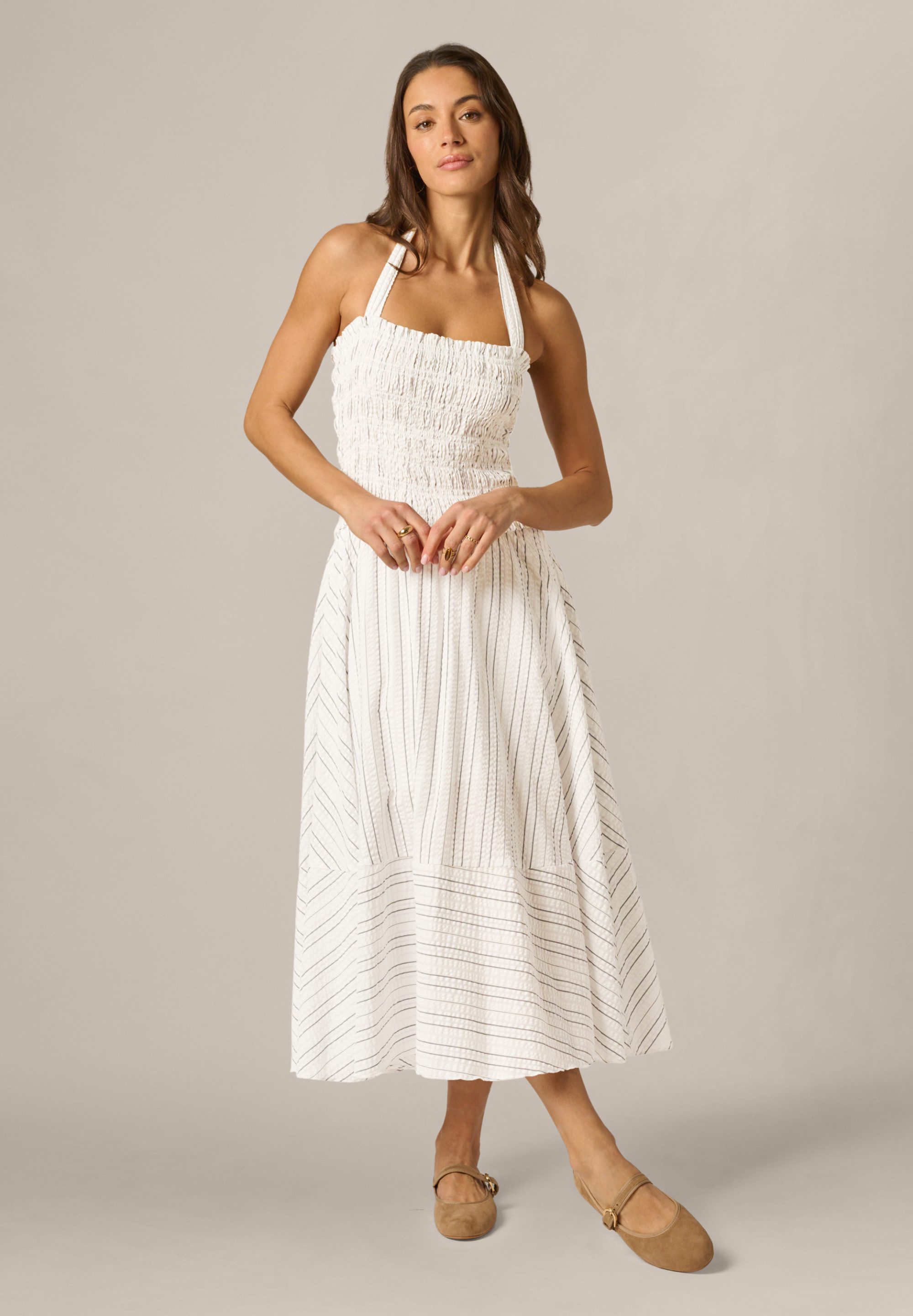 Adrianna Papell Sommerkleid Smocked Midi Dress Tailliertes, gestreiftes Seersucker-Halterkleid