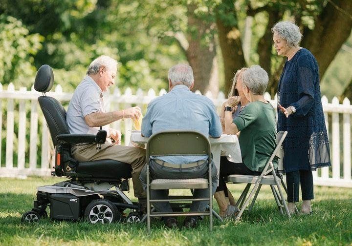 mobilis Elektrorollstuhl M45 Air, Auf Augenhöhe in Sekunden, Rollstuhl mit elektr. Hubfunktion und Licht, Fußbrett hochklappbar