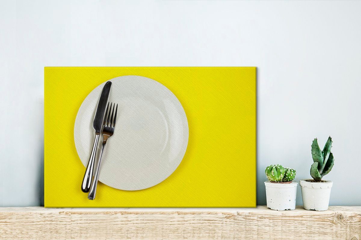 OneMillionCanvasses® Leinwandbild Ein Messer Leinwandbilder, Aufhängefertig, eine Gabel (1 Hintergrund, cm Wandbild gelbem einem 30x20 mit auf Wanddeko, Teller St), und