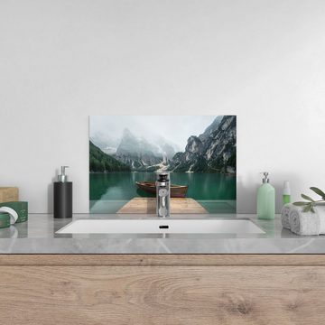 DEQORI Küchenrückwand 'Bergsee und Bootsteg', Glas Spritzschutz Badrückwand Herdblende