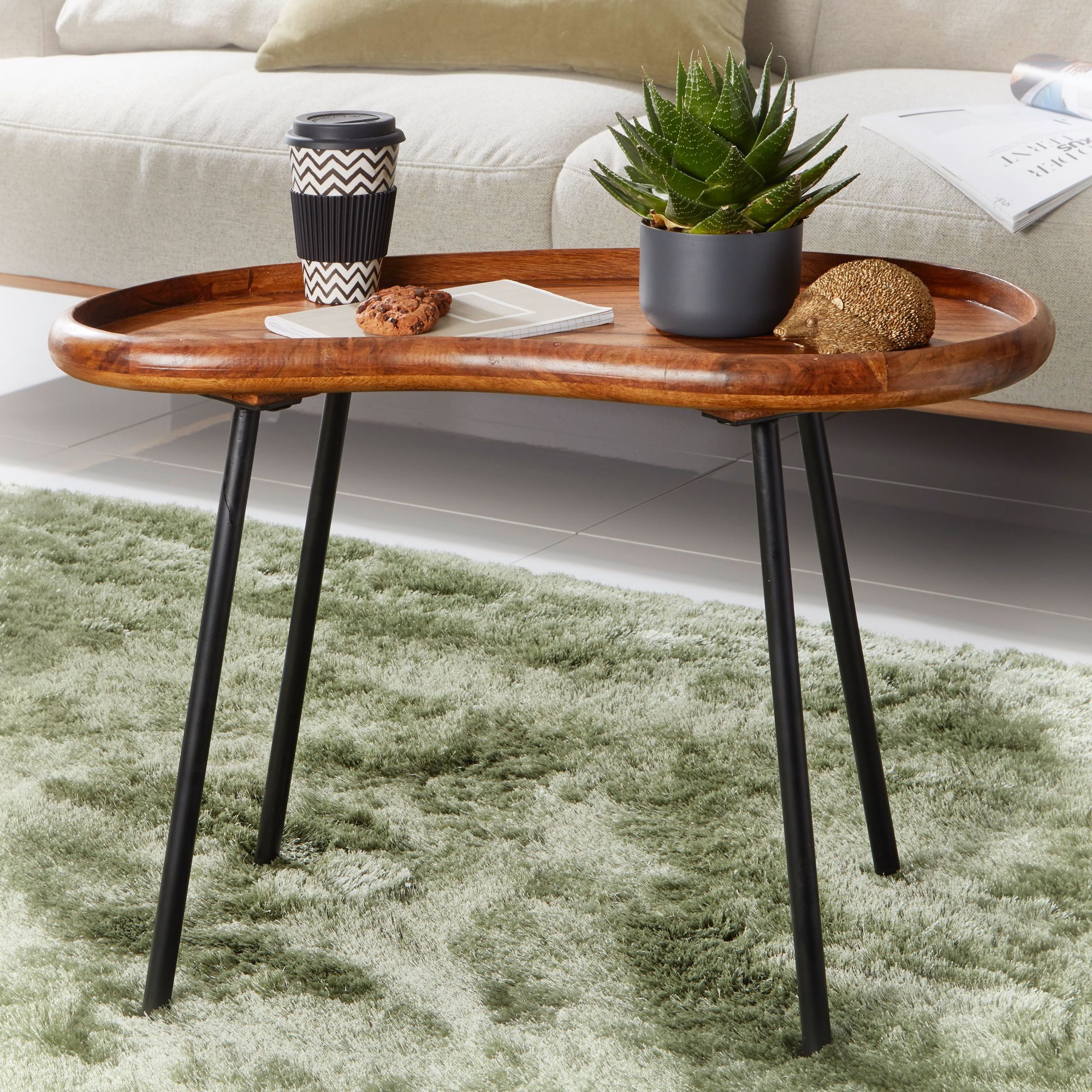 furnicato Couchtisch Nierenform 71x51x40 Massivholz, Walnuss Finish (1-St), Höhenverstellbare Sofatische mit gummierten Noppen für deinen Boden
