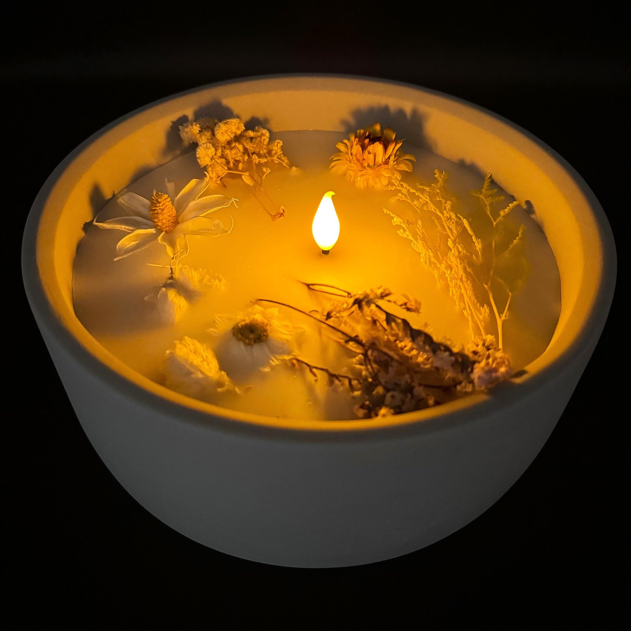 Online-Fuchs LED-Kerze aus Echtwachs mit Trockenblumen günstig online kaufen