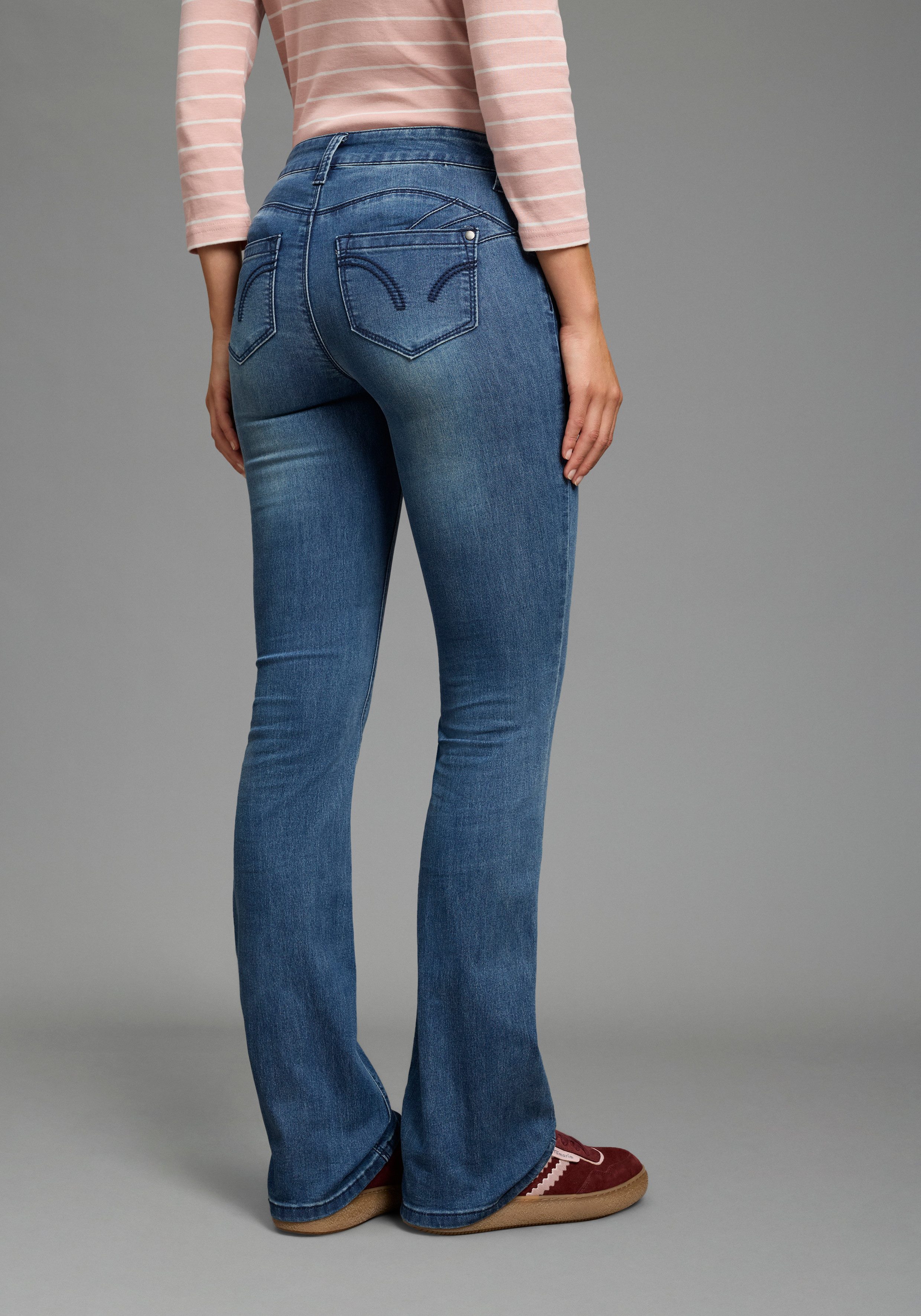 Arizona Bootcut-Jeans Shaping bootcut, Kontrastnähte, Used-Look-Waschung, niedrige Leibhöhe