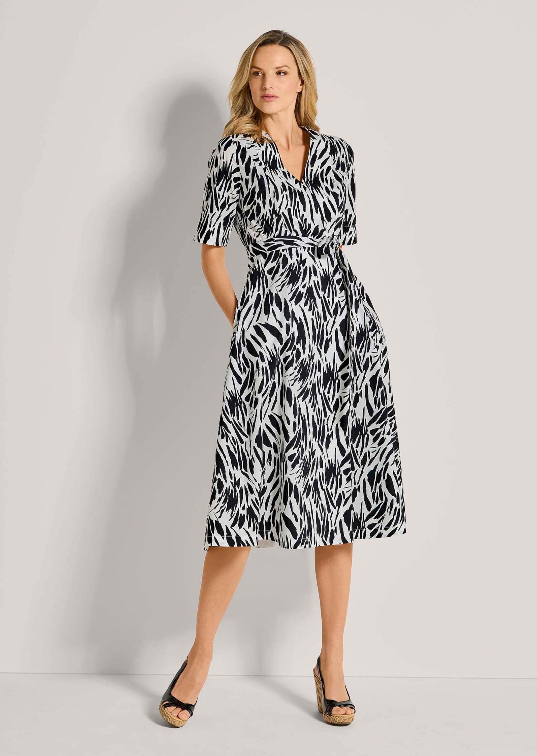 MADELEINE Maxikleid Sommerkleid mit Gürtel, in Wickelform Unifarbenes Design mit tiefem V-Ausschnitt und Knopfdetails