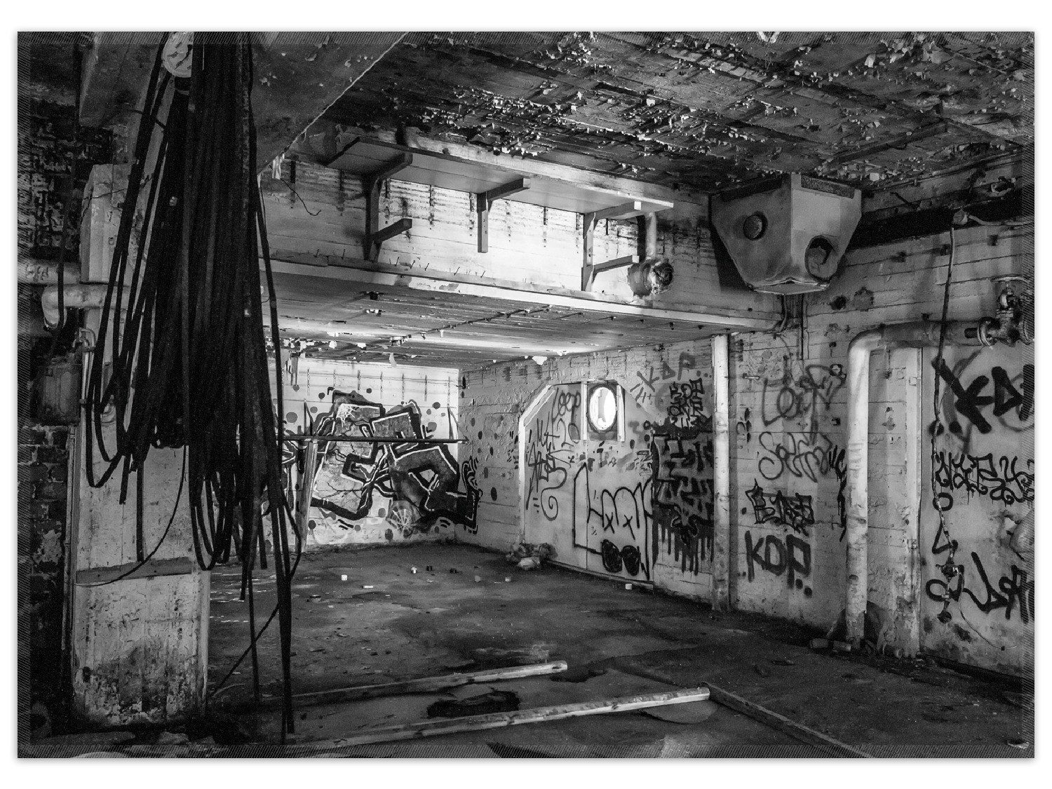 Wallario Teppich Alte verlassene Fabrik in schwarz weiß mit Graffiti, rechteckig, rutschfest