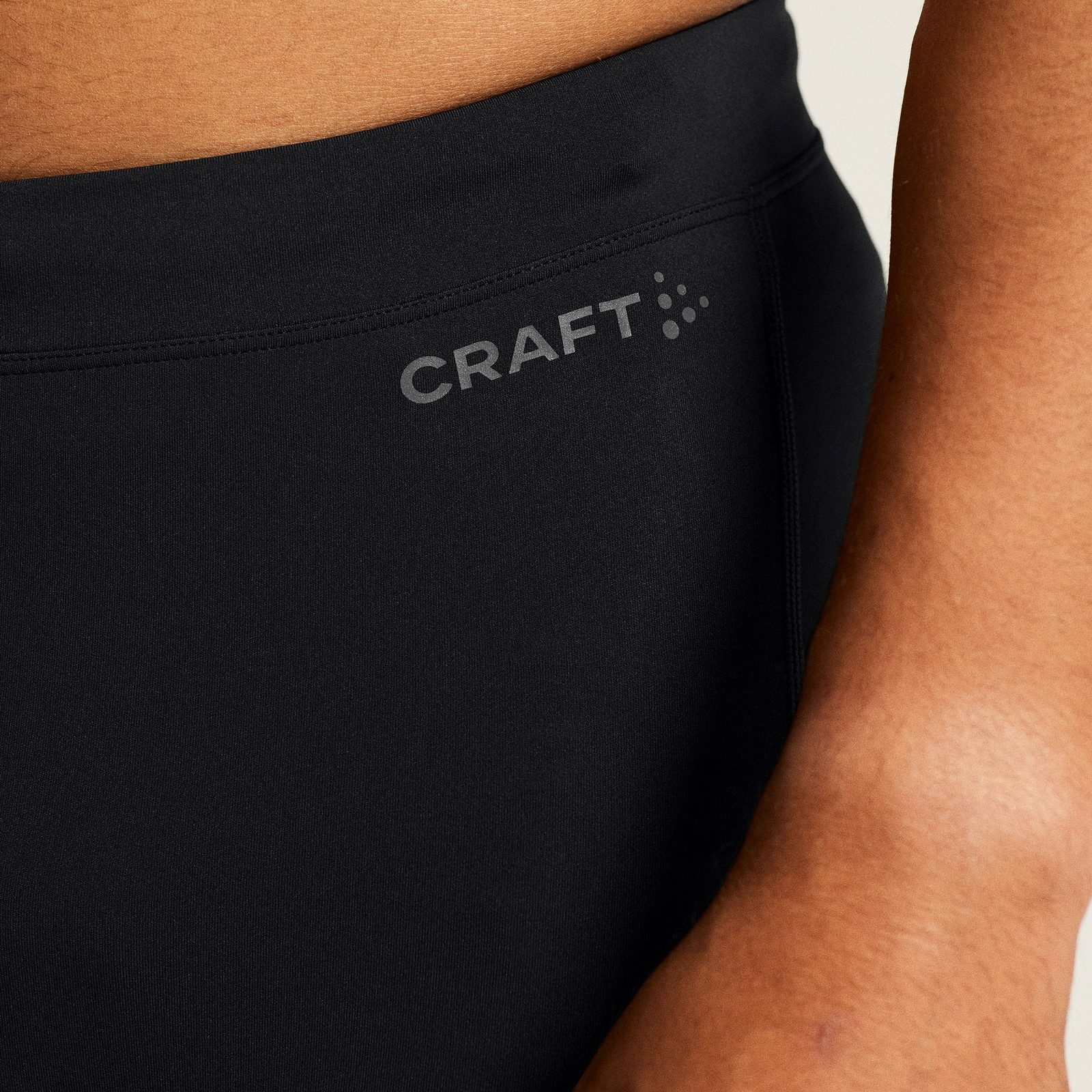 Craft Trainingstights ADV Essence Knickers 2 M mit Markenlogo am elastischen Bund