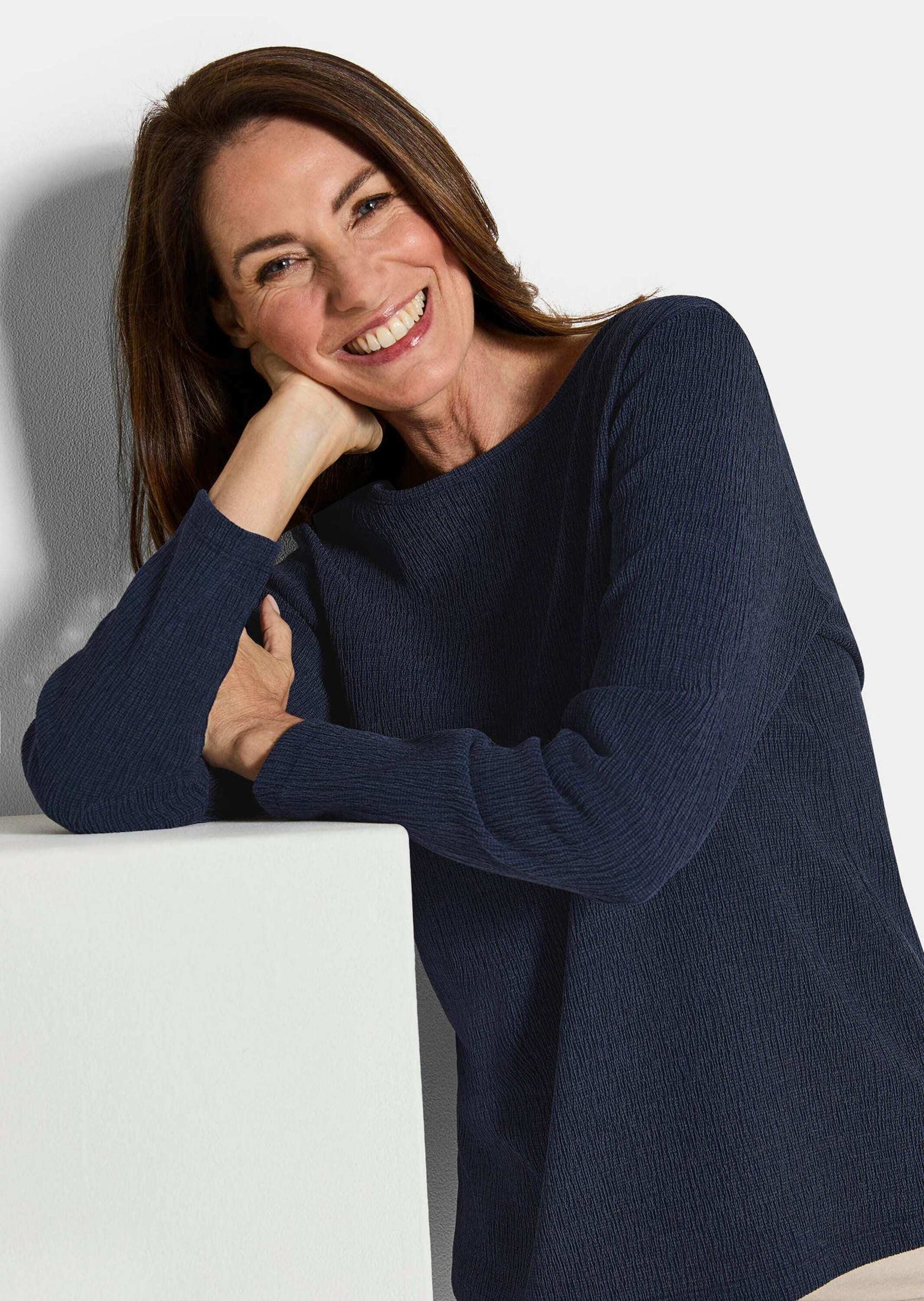 GOLDNER Langarmshirt Langarm Melange Jersey-Oberteil Hüftumspielendes Shirt in Krepp-Optik mit U-Boot-Ausschnitt, Langarm