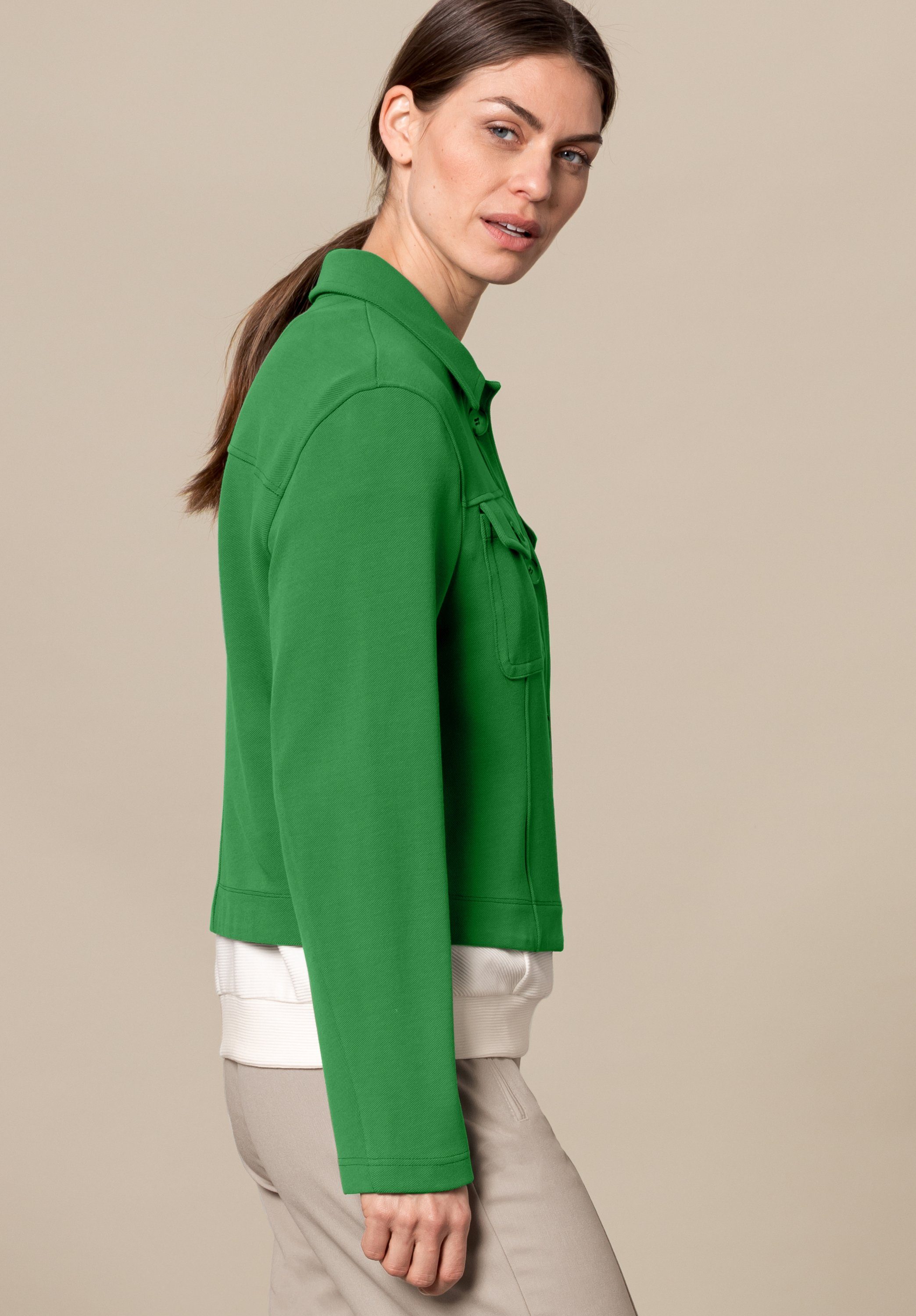 bianca Kurzjacke mit greenery dark MIRANDA angesagter Trendfarbe Details in stylischen
