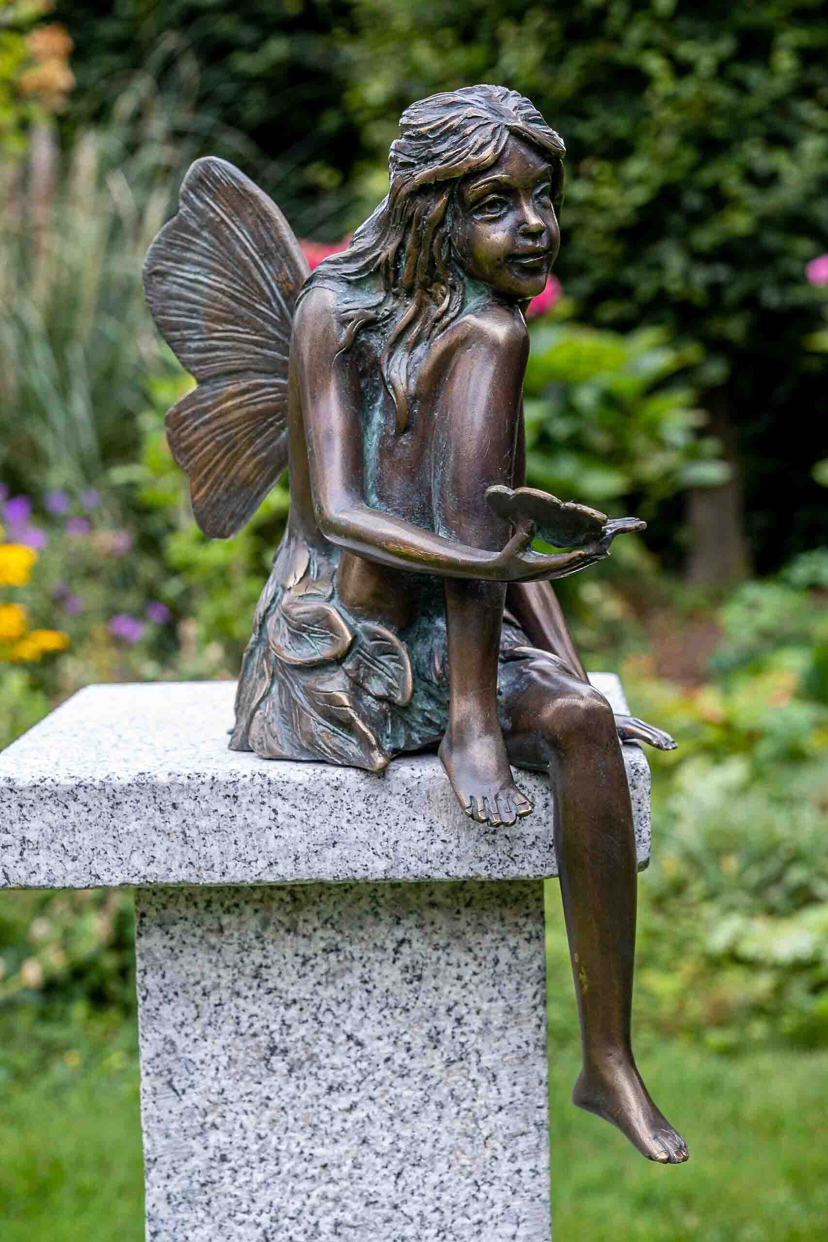 IDYL Gartenfigur IDYL Rottenecker Bronze-Skulptur Fee sitzend mit Schmetterling, Bronze – sehr robust – Langlebig – witterungsbeständig gegen Frost, Regen und UV-Strahlung. Die Modelle werden in Wachsausschmelzverfahren in Bronze gegossen und von Hand patiniert.