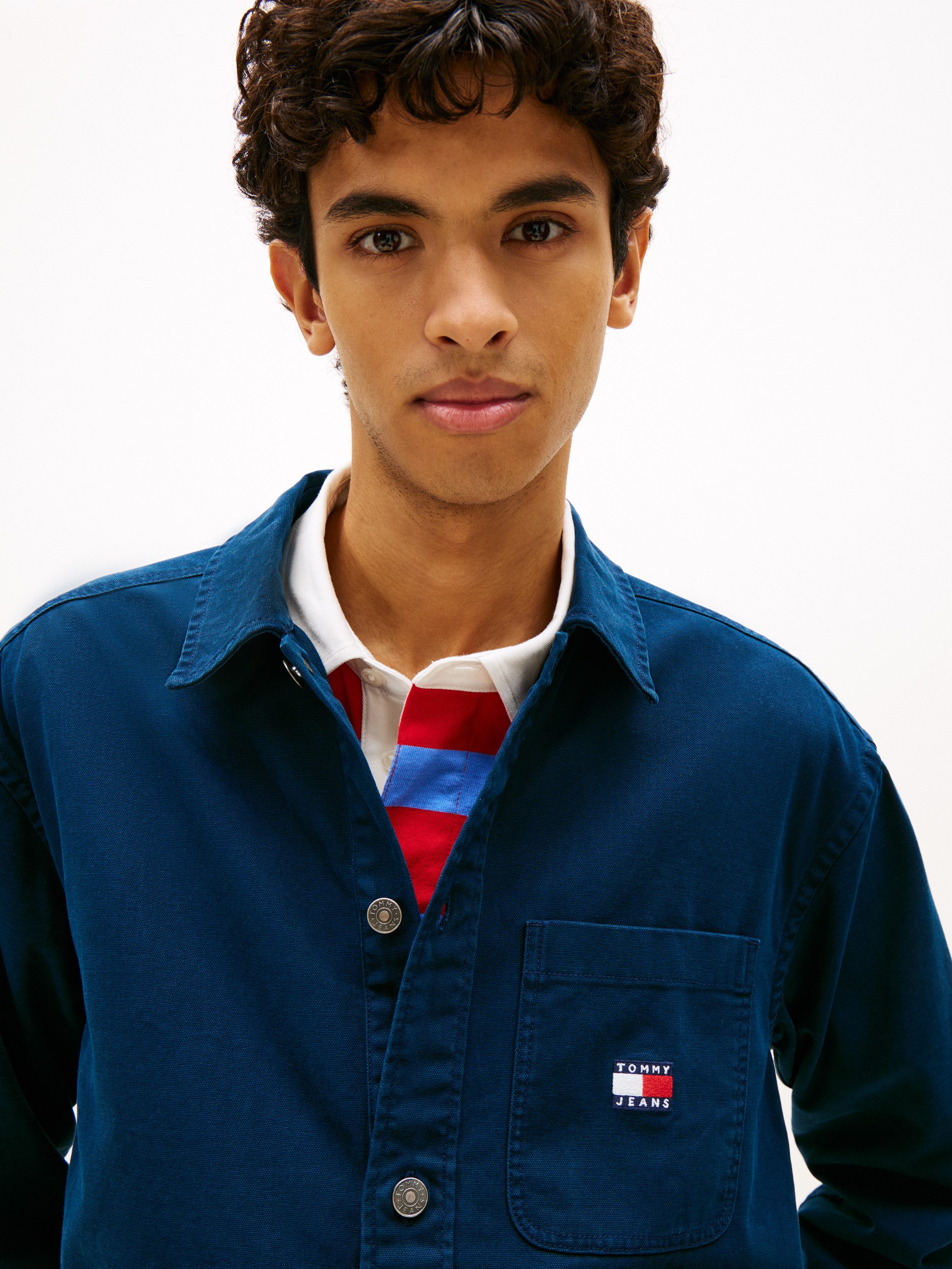 Tommy Jeans Hemdjacke TJM ESSENTIAL OVERSHIRT leicht überschnittene Schultern, halbgespreizter Kragen