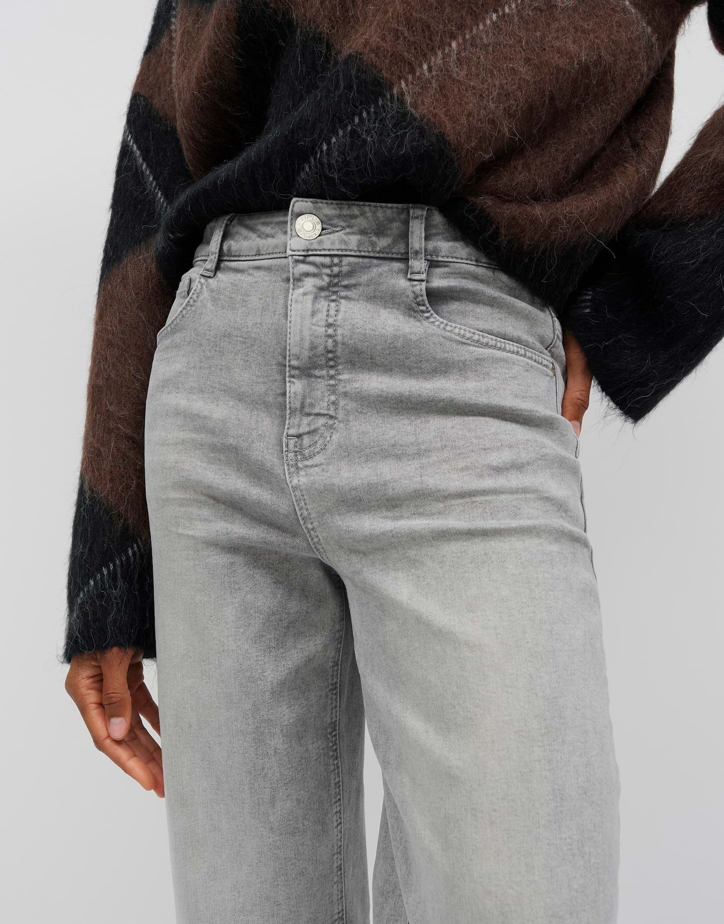 OPUS Relax-fit-Jeans Maxie aus robustem Denim Schmal zulaufendes Bein mit Bügelfalten und 5-Pocket-Design – Bild 4 von 5