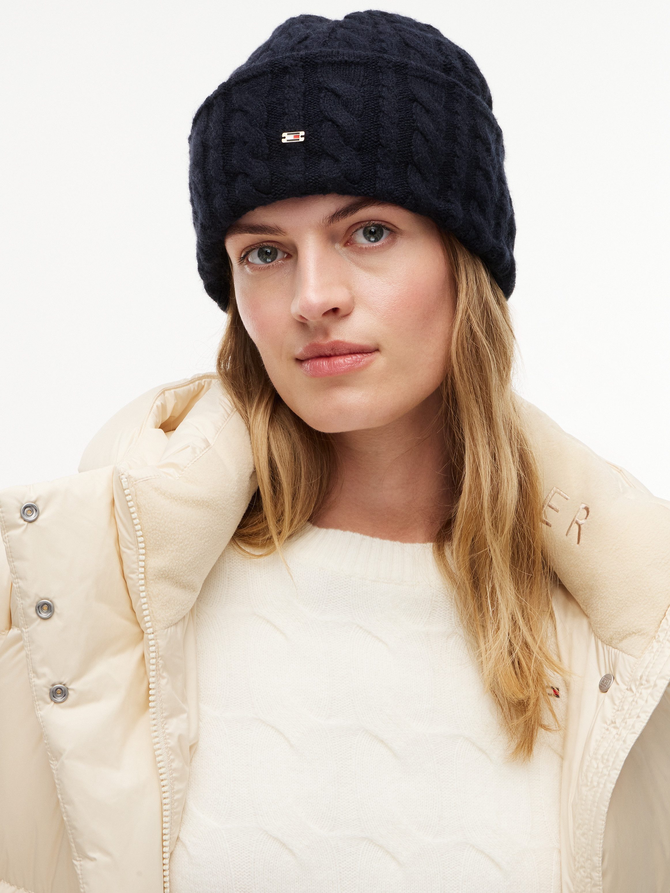 Tommy Hilfiger Beanie ENAMEL FLAG CABLE mit Alpakawolle und Zopfmuster