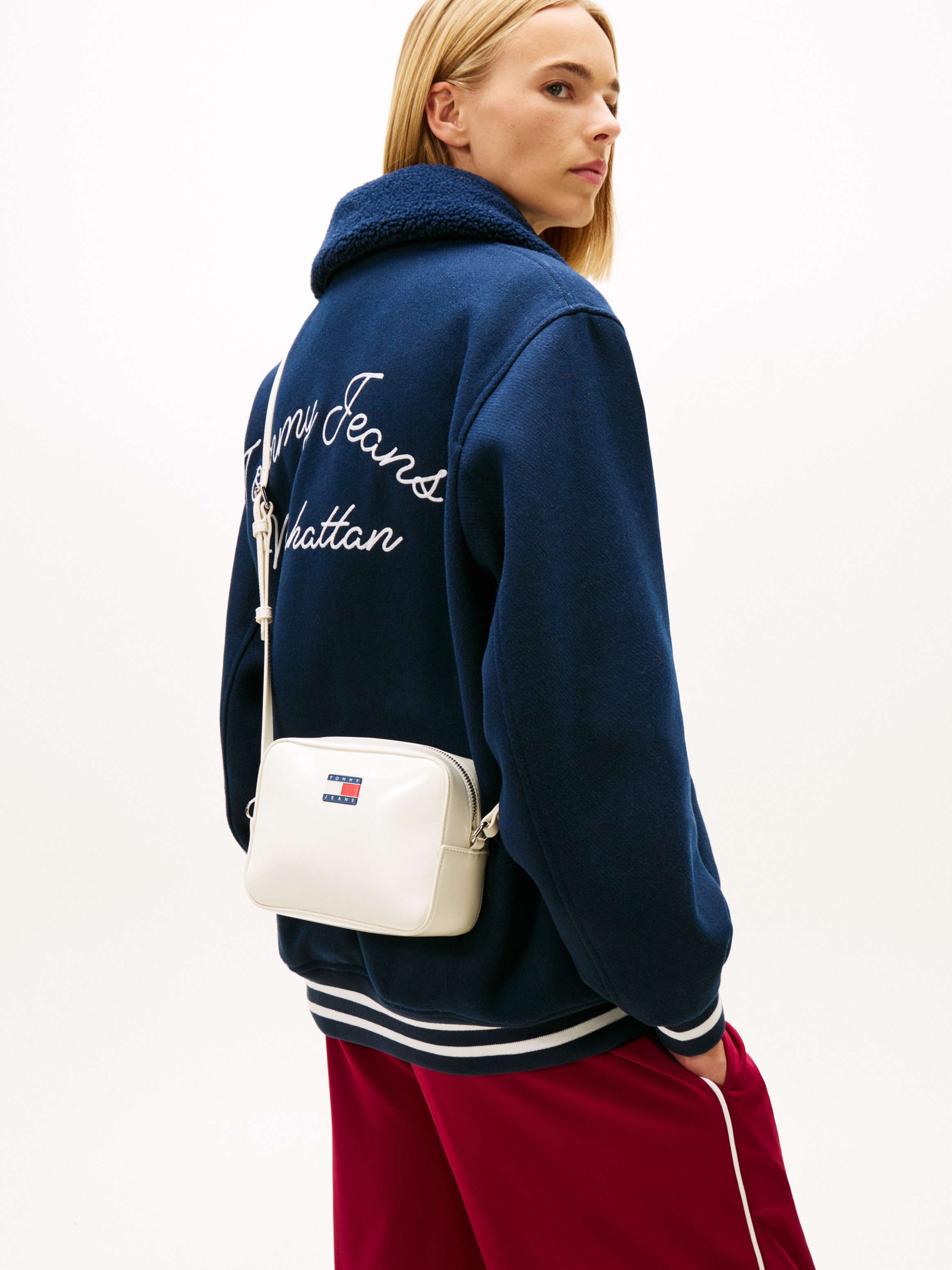Tommy Jeans Umhängetasche TJW MUST CAMERA BAG, Damen Schultertasche, Minibag, Kamerabag mit typischer Logoflagge