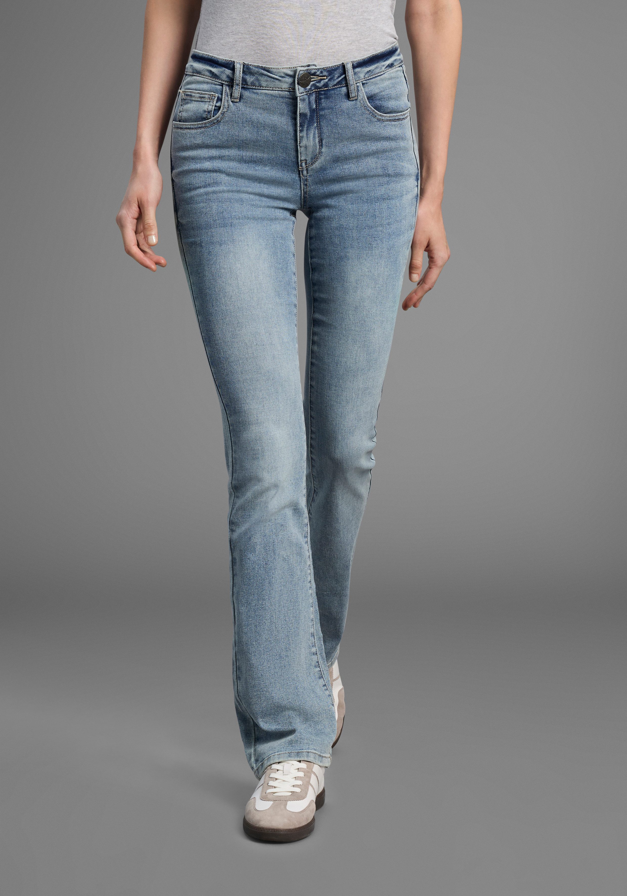 Arizona Gerade Джинсы Kontrastnähte niedrige Leibhöhe, in 5-Pocket-Form, Used-Look-Waschung