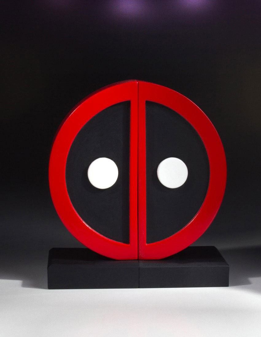 GENTLE GIANT Buchstütze Marvel Comics Buchstützen Deadpool Logo 16 cm (1 St), aus hochwertigem Polystone gefertigt.
