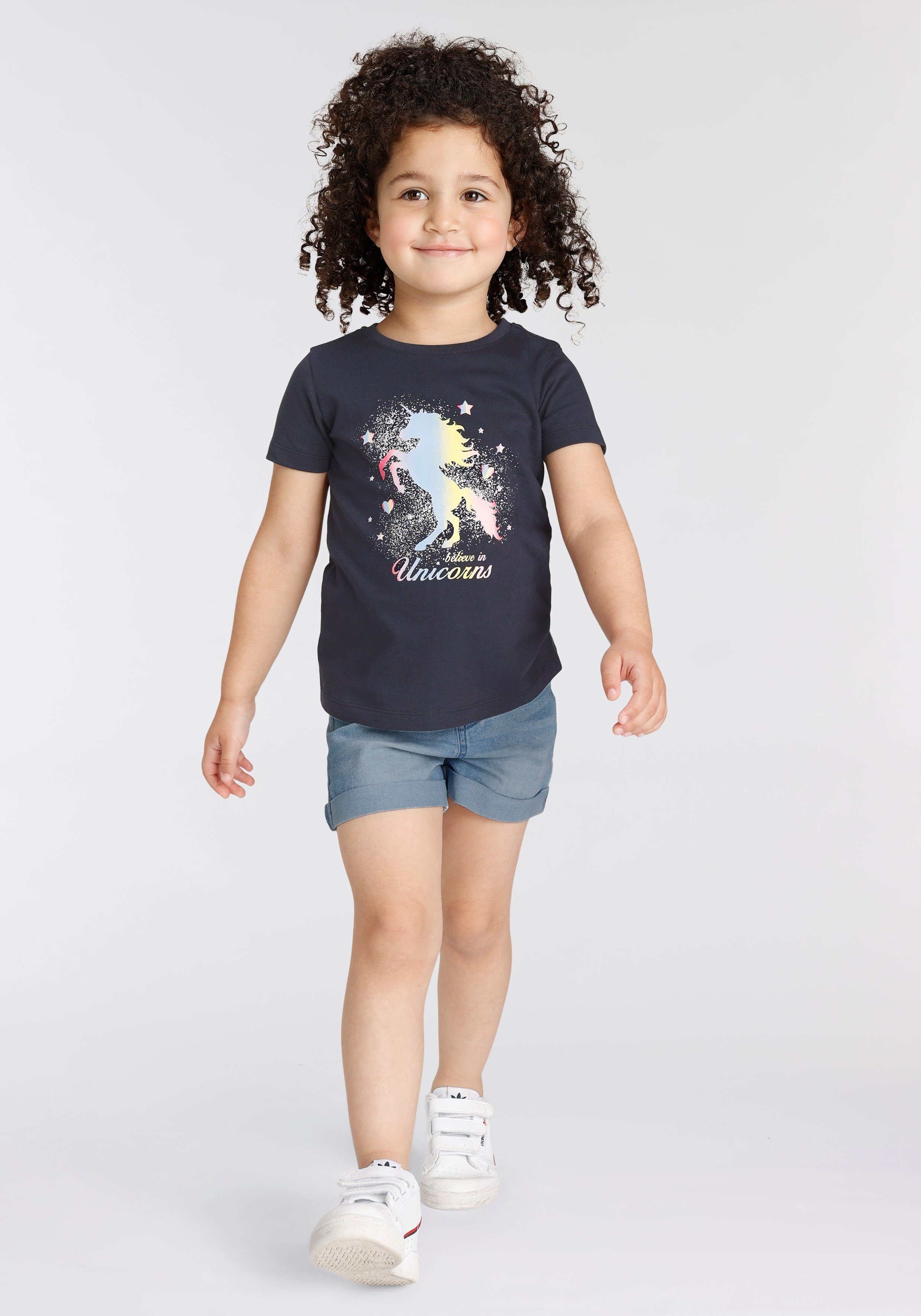KIDSWORLD T-Shirt believe in Unicorns Kurzarm, hüftlange Passform, mit Glitzerdruck, Rundhalsausschnitt – Bild 4 von 5
