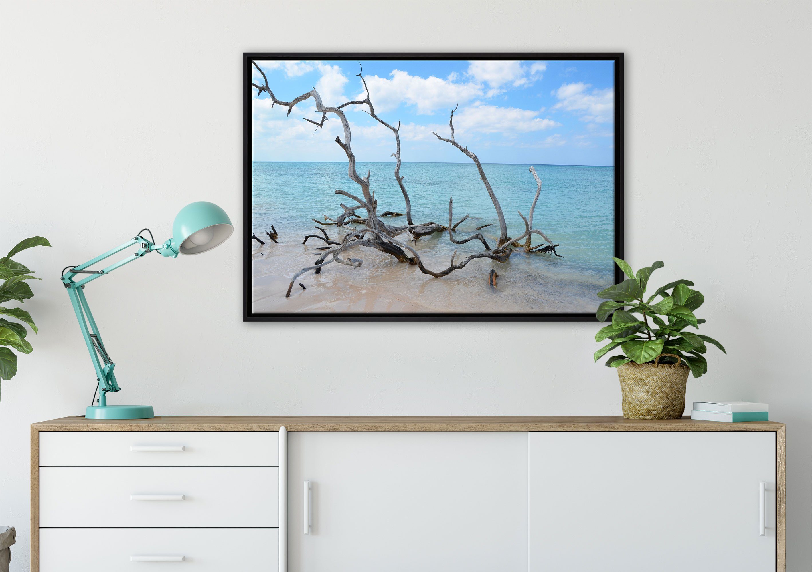 Pixxprint Leinwandbild Strand bespannt, Leinwandbild in mit in gefasst, inkl. Zackenaufhänger Wanddekoration Schattenfugen-Bilderrahmen einem Treibholz (1 Kuba, St), fertig