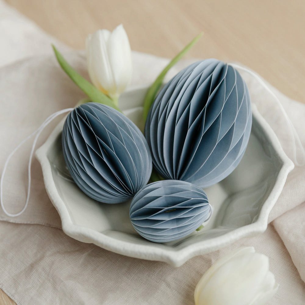 studio mkono Dekoobjekt Osterei aus Papier zum Aufhängen in hellblau