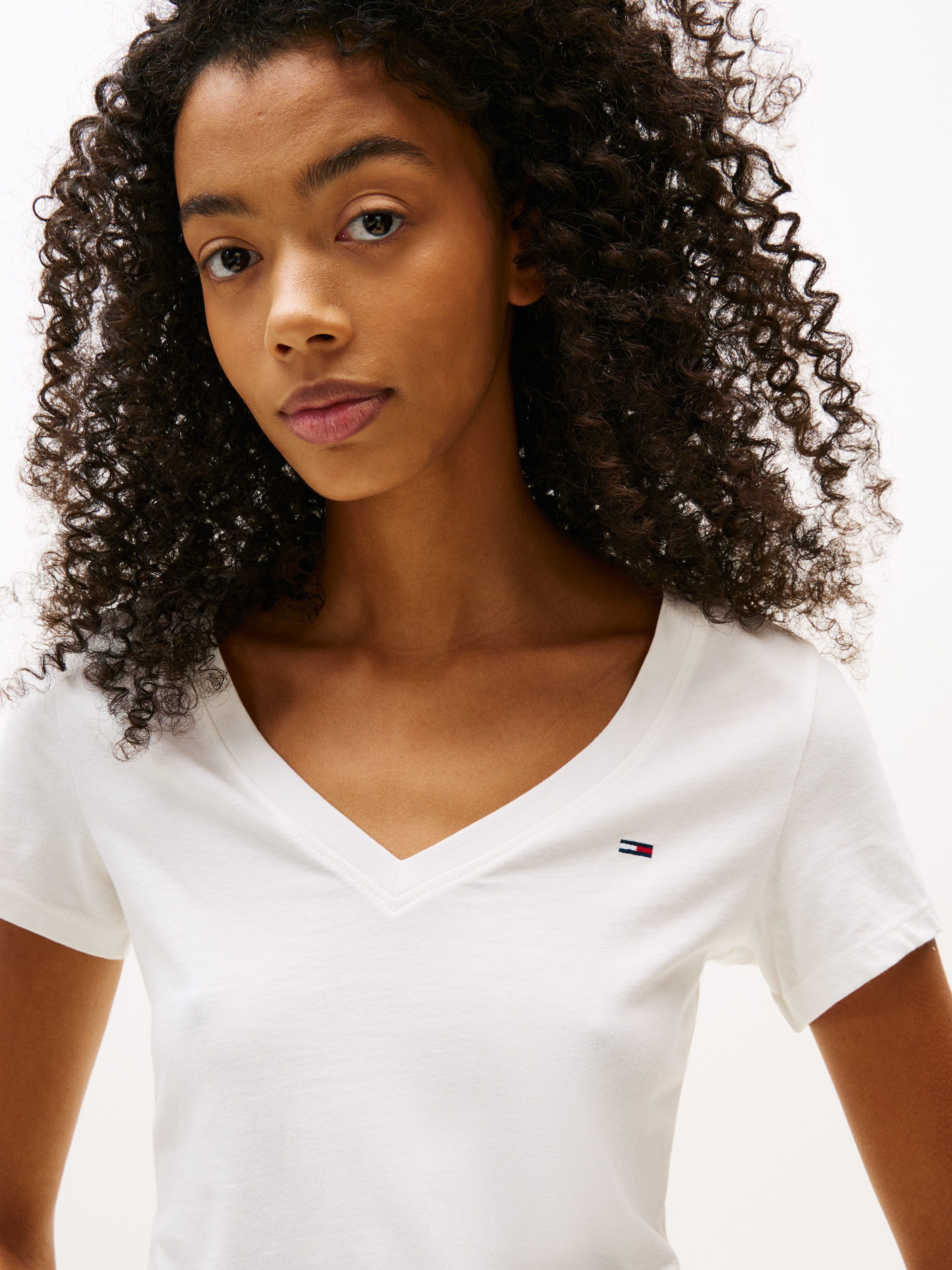 Tommy Jeans T-Shirt TJW 2PACK V-NECK TEE (Packung, 2-tlg., 2-er Pack) mit Logostickerei