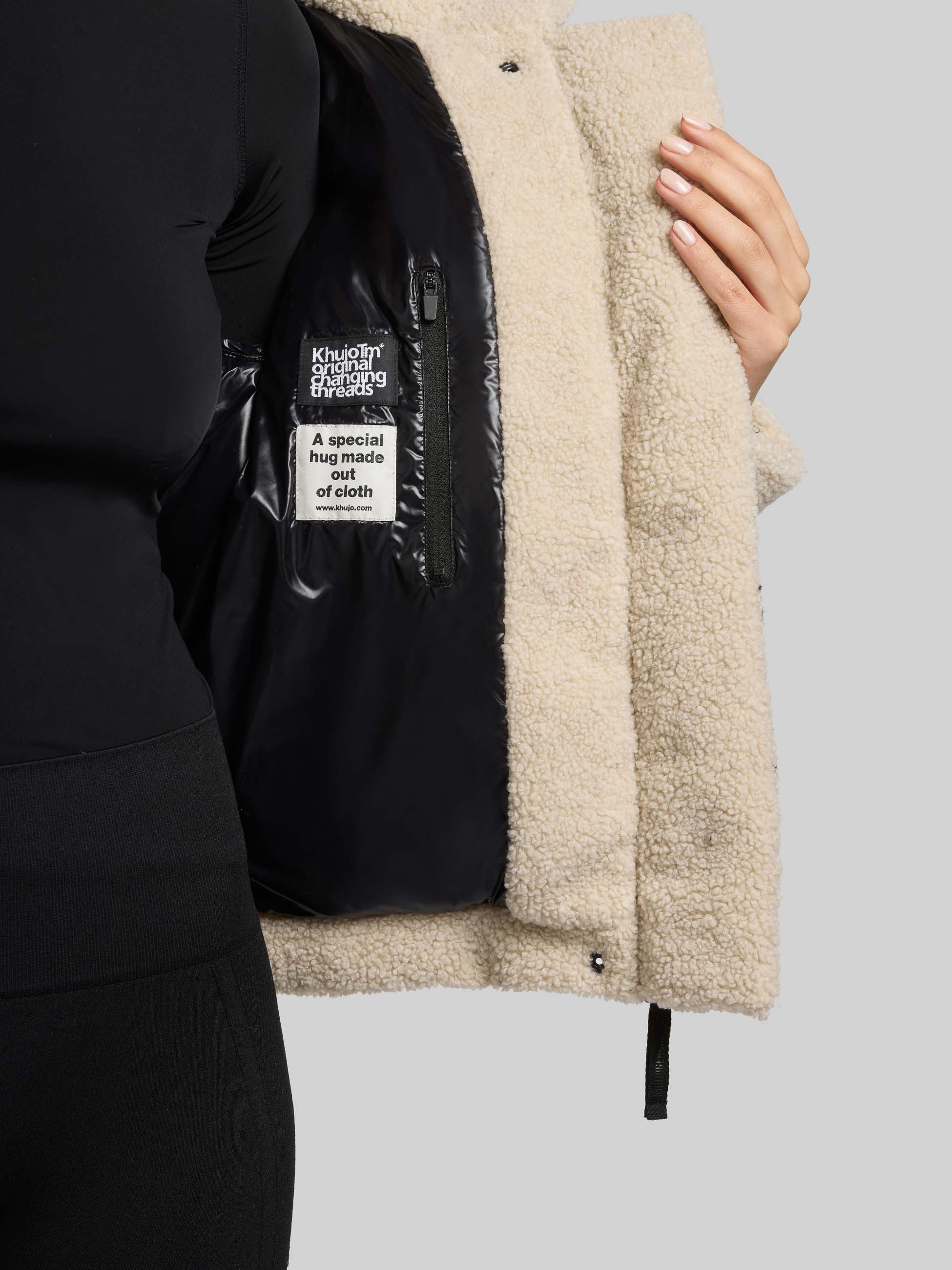 khujo Steppjacke NESSIE2 aus Nylon und Polyester, hüftlange Passform, mit abnehmbarer Kapuze
