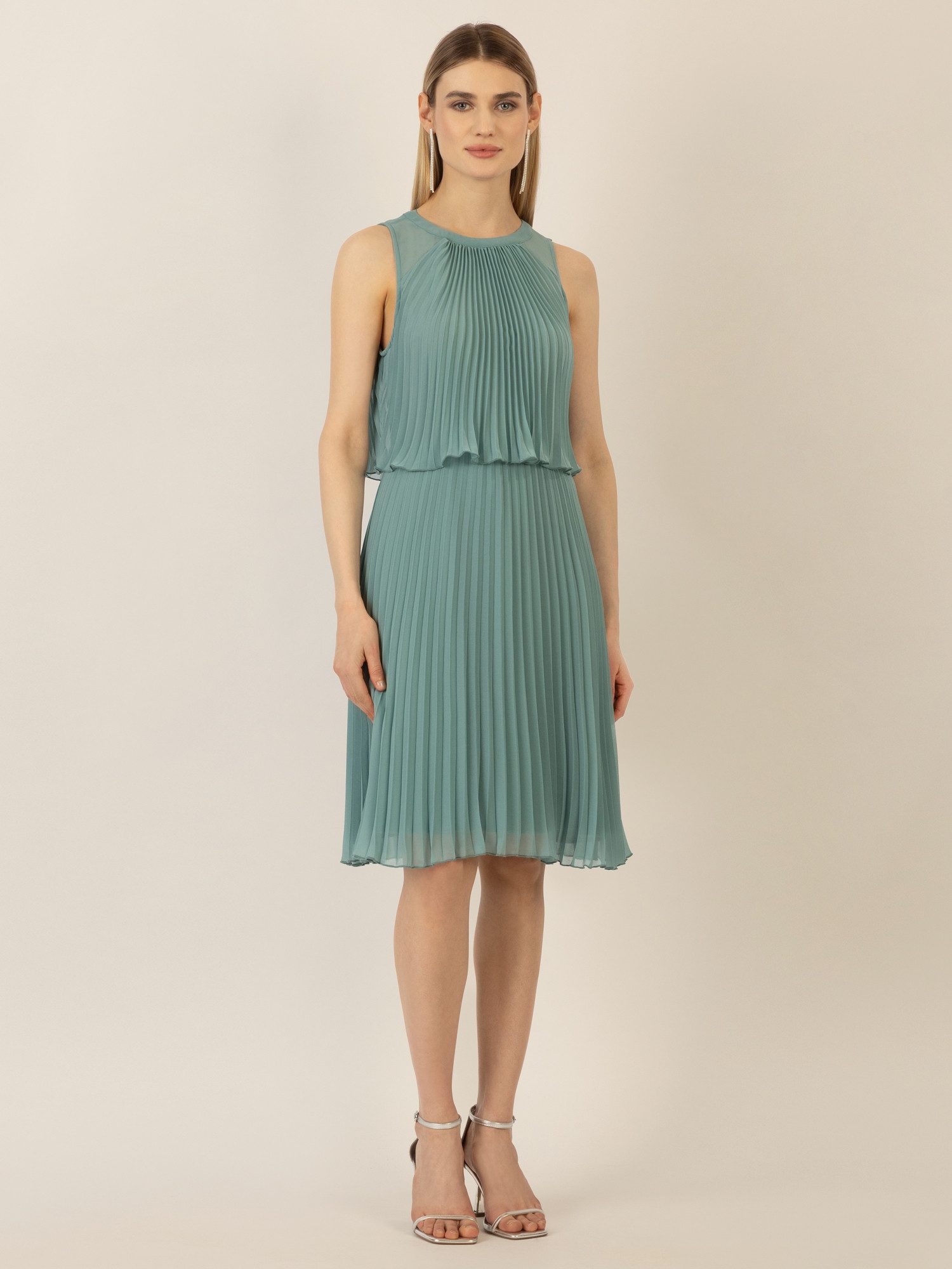 Apart Cocktailkleid mit rundem Ausschnitt und schmalem, sichtbaren Halsring