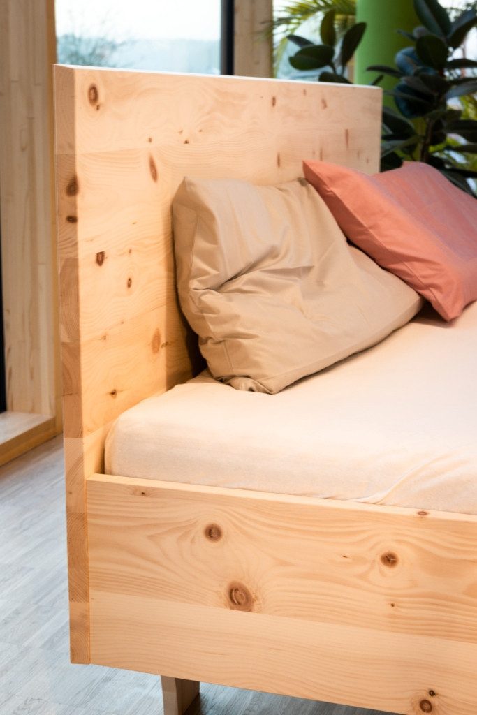 geborgenschlafen Massivholzbett aus Zirbenholz – Stauraumbett mit Schublade vorn – Holzbett, Zirbenbett mit Bettkasten