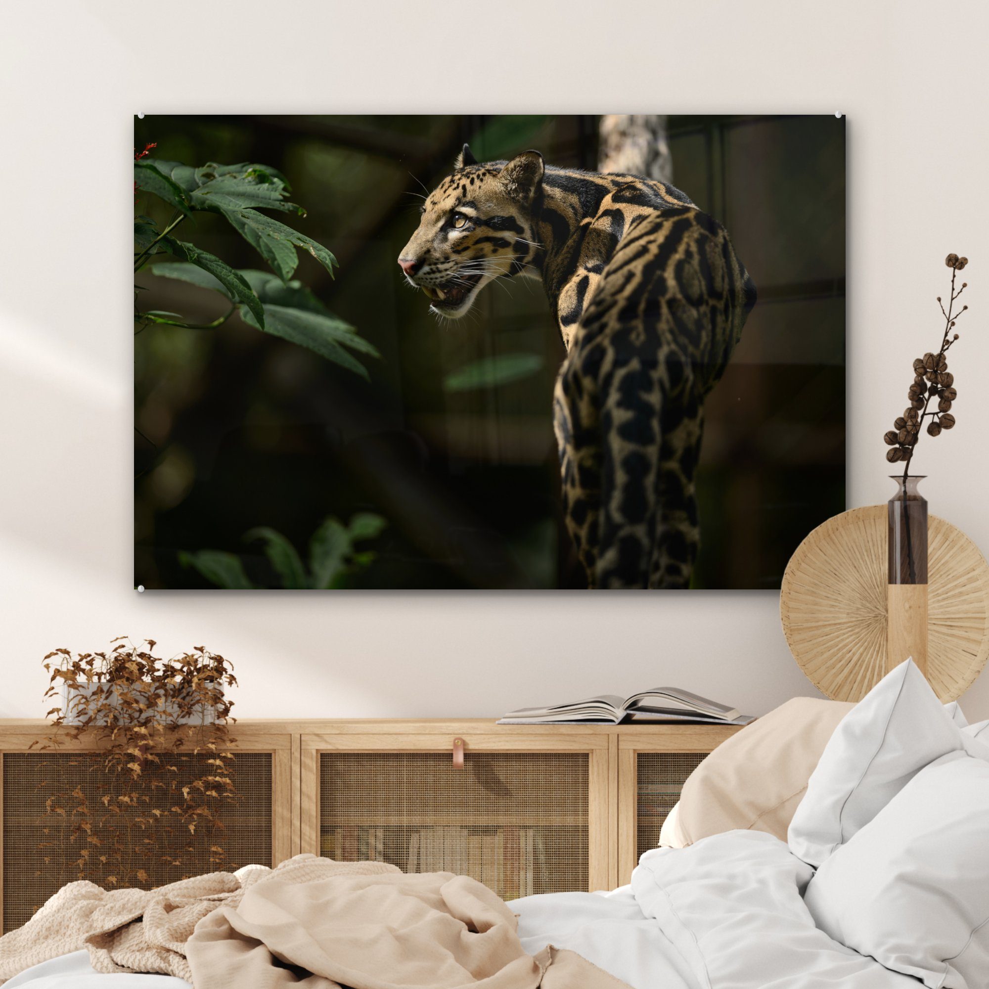 Schlafzimmer Ein Wald, Wohnzimmer in einem Acrylglasbilder MuchoWow St), dunklen Leopard & bewölkter (1 Acrylglasbild