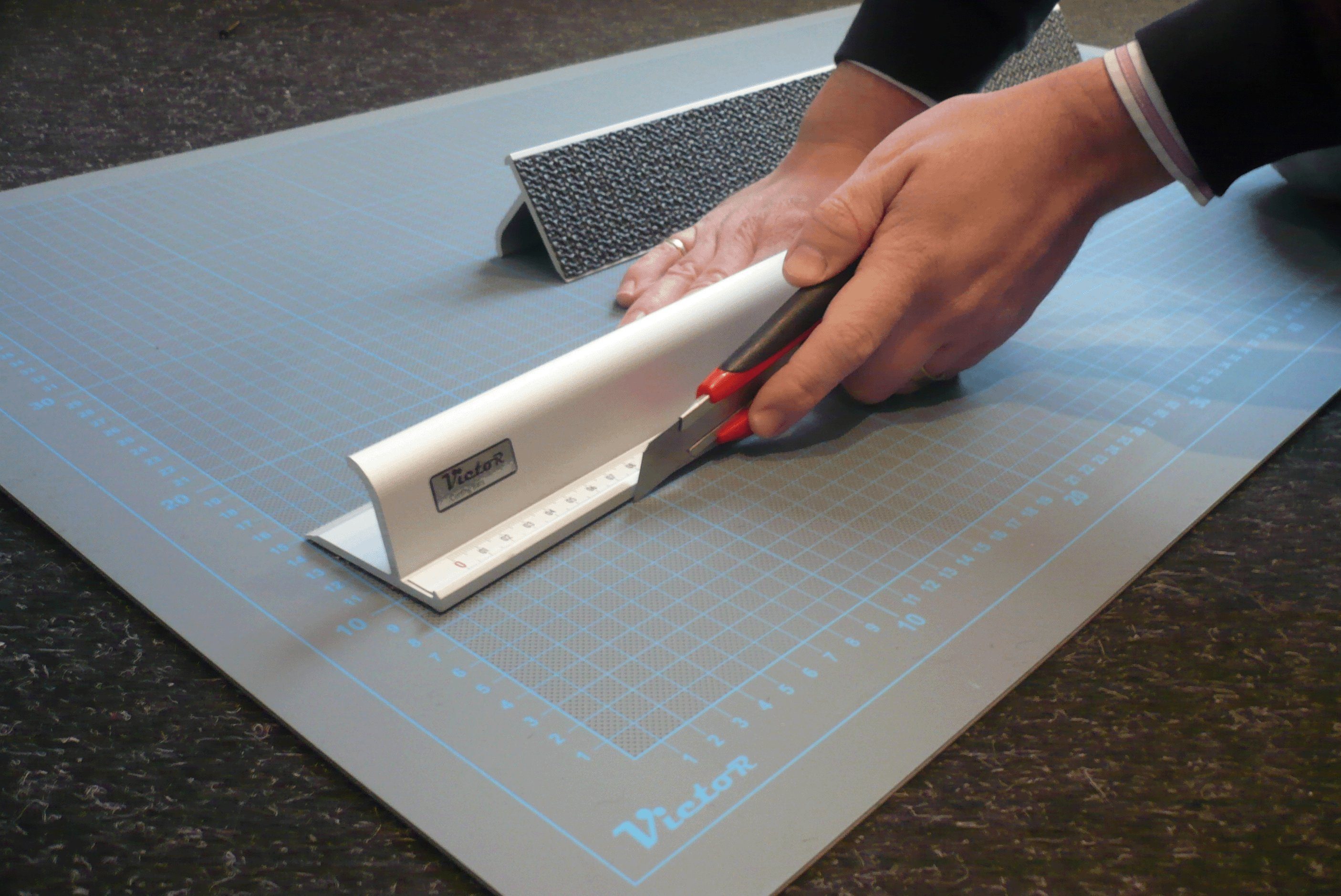 Victor (Zenith) Schneidelineal, Lineal aus Aluminium, extra-stabil, mit hoher Fingerschutzkante