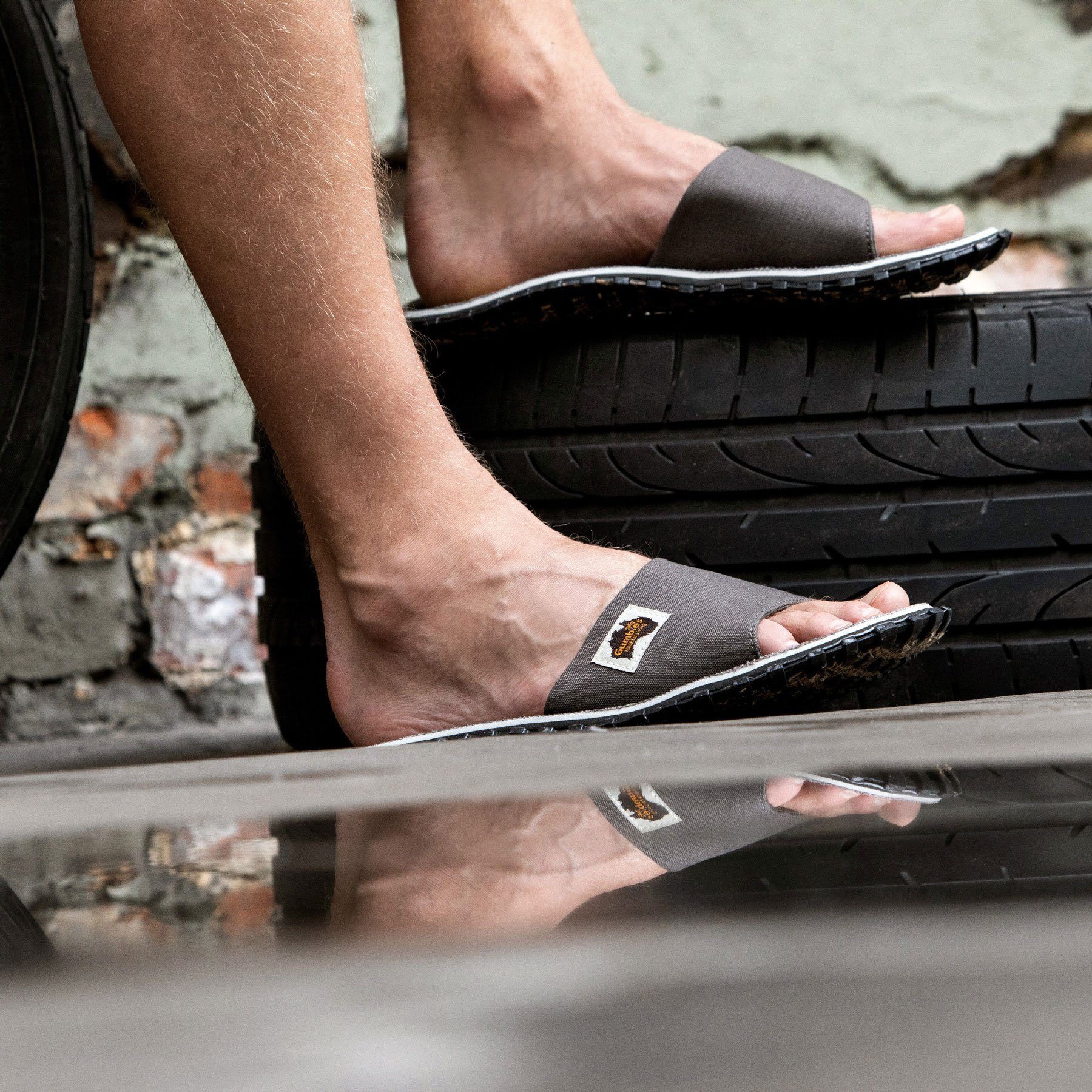 Gumbies Slides in Grey Pantolette Hergestellt aus recycelten Materialien