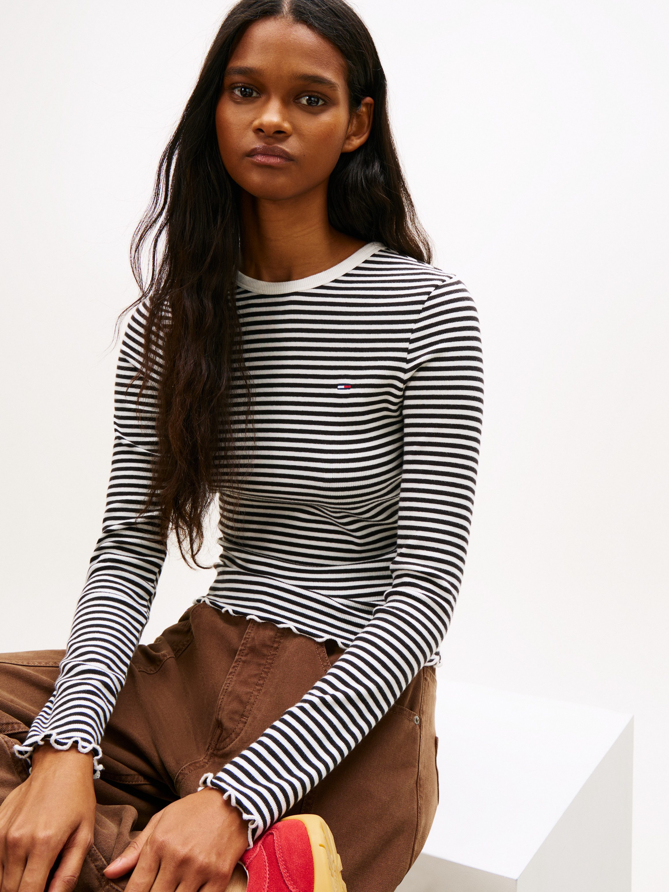 Tommy Jeans Langarmshirt TJW SLIM SH LETTUCE EDGE RIB LS mit gerippter Struktur, gewellter Saum