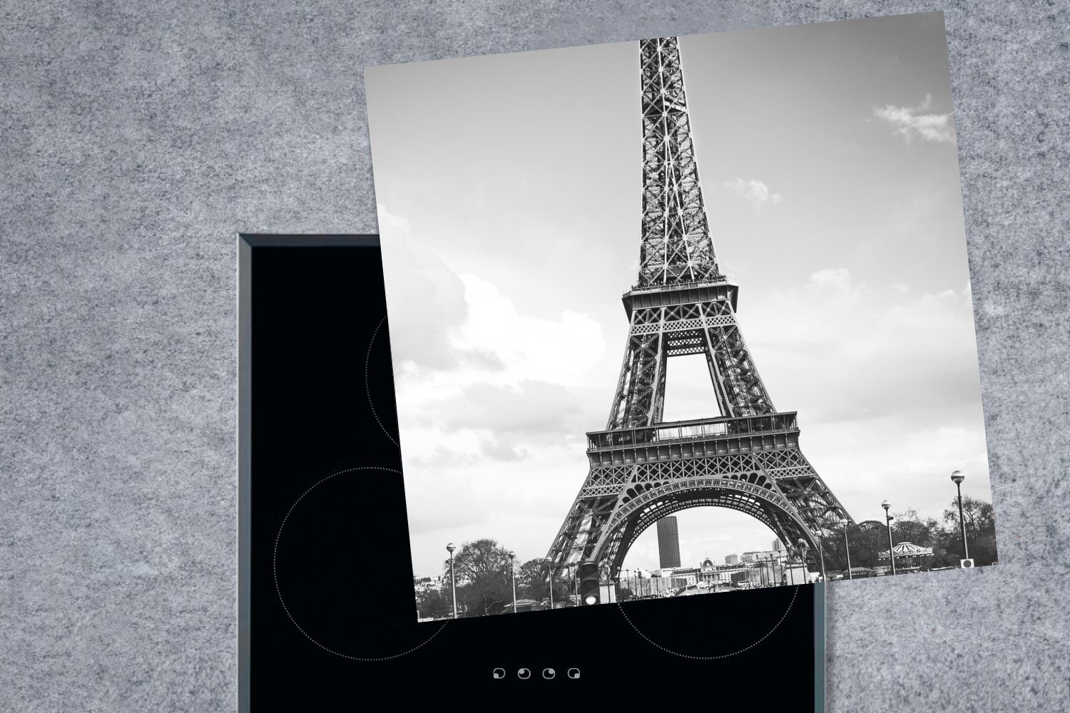 MuchoWow Herdblende-/Abdeckplatte Der Eiffelturm cm, zwischen 78x78 den Arbeitsplatte Ceranfeldabdeckung, küche tlg), Wolken, (1 für Vinyl