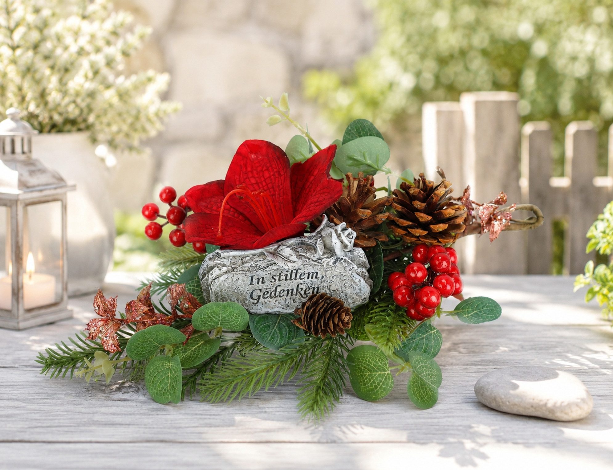 Kunstblume Tannen-Aufleger mit Amaryllis und Gedenkstein, OTTO home, Höhe 18 cm, Florales Arrangement mit roter Amaryllis, Beeren und Zapfen – Bild 2 von 2