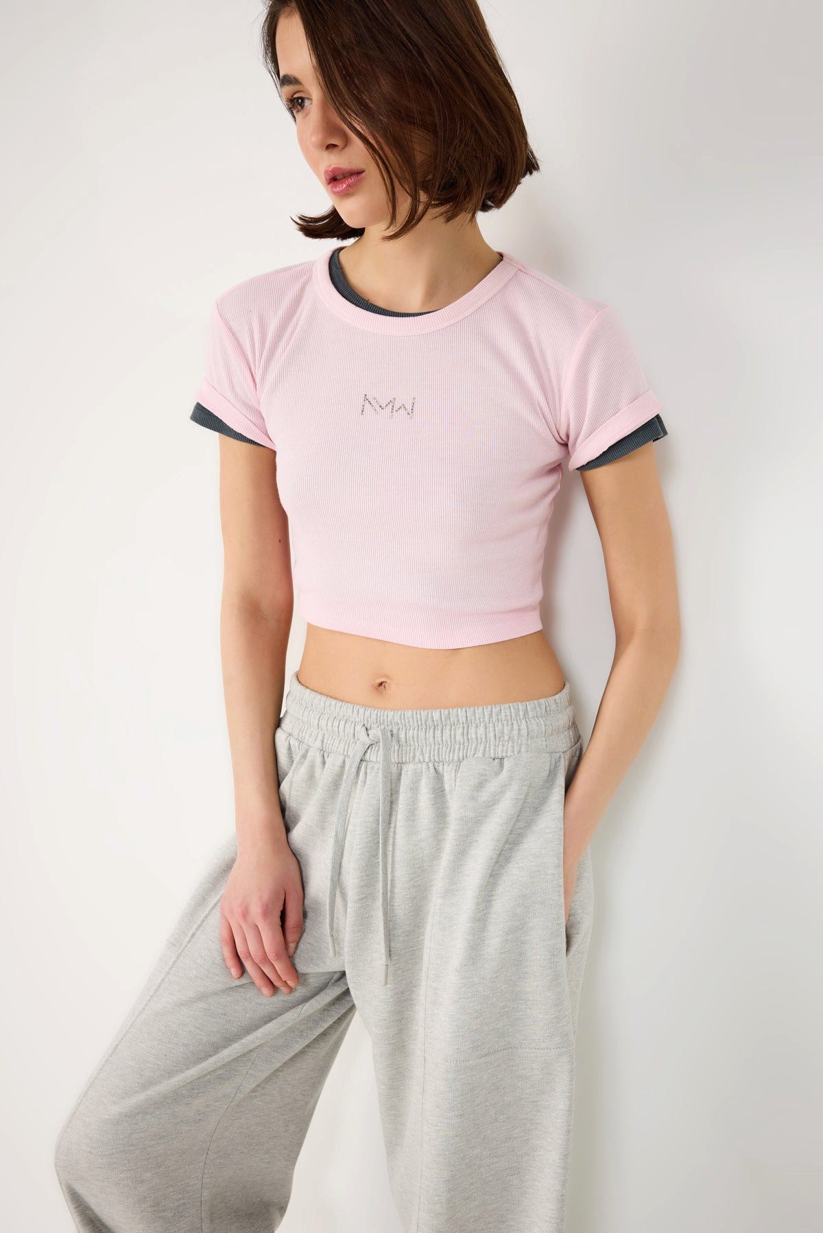 No Matter What T-Shirt Crop-T-Shirt mit Steinverzierungen und Rippenmuster
