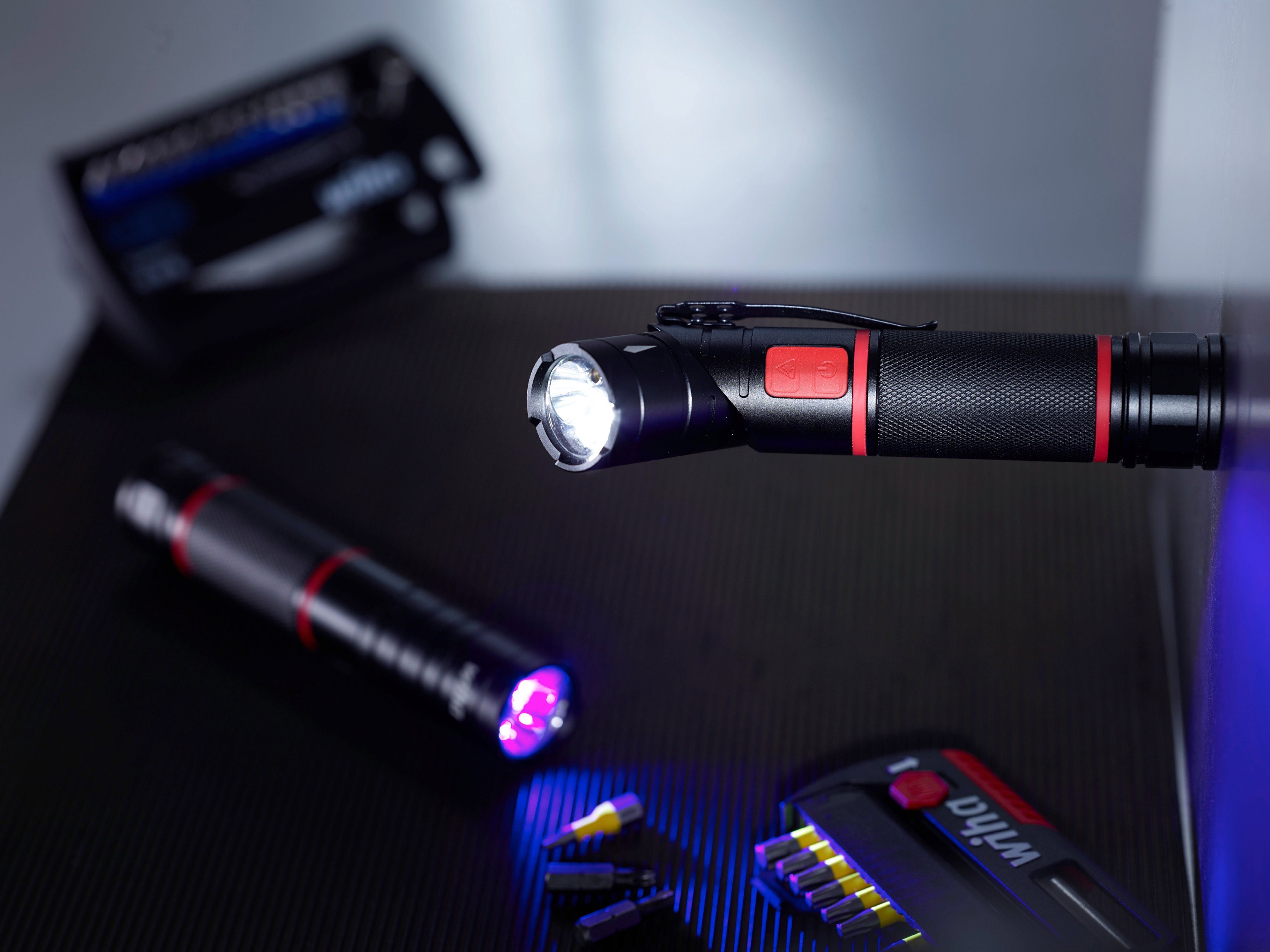 Wiha LED Taschenlampe 41286, 2 Batterien Kopf, Laser, Lichtstufen, inkl. UV-Licht, schwenkbarer