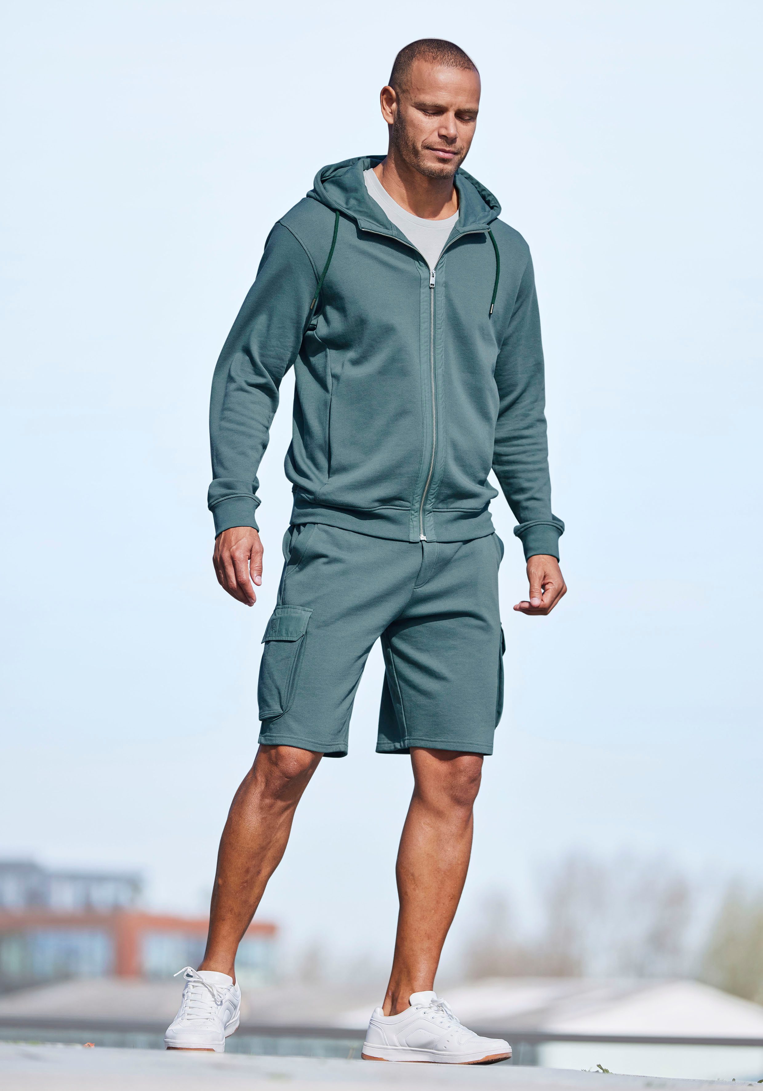 AUTHENTIC LE JOGGER Kapuzensweatjacke Sweatjacke mit Eingrifftaschen aus Baumwoll-Mix – Bild 5 von 5