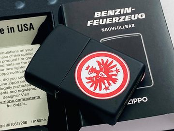 Zippo Feuerzeug Eintracht Frankfurt SGE Geschenkset schwarz mit Logo (inkl. praktischer Geschenkverpackung 1 x Original ZIPPO Benzin 1 x Original ZIPPO 6er Feuersteine), offizielle Eintracht Frankfurt Lizenz