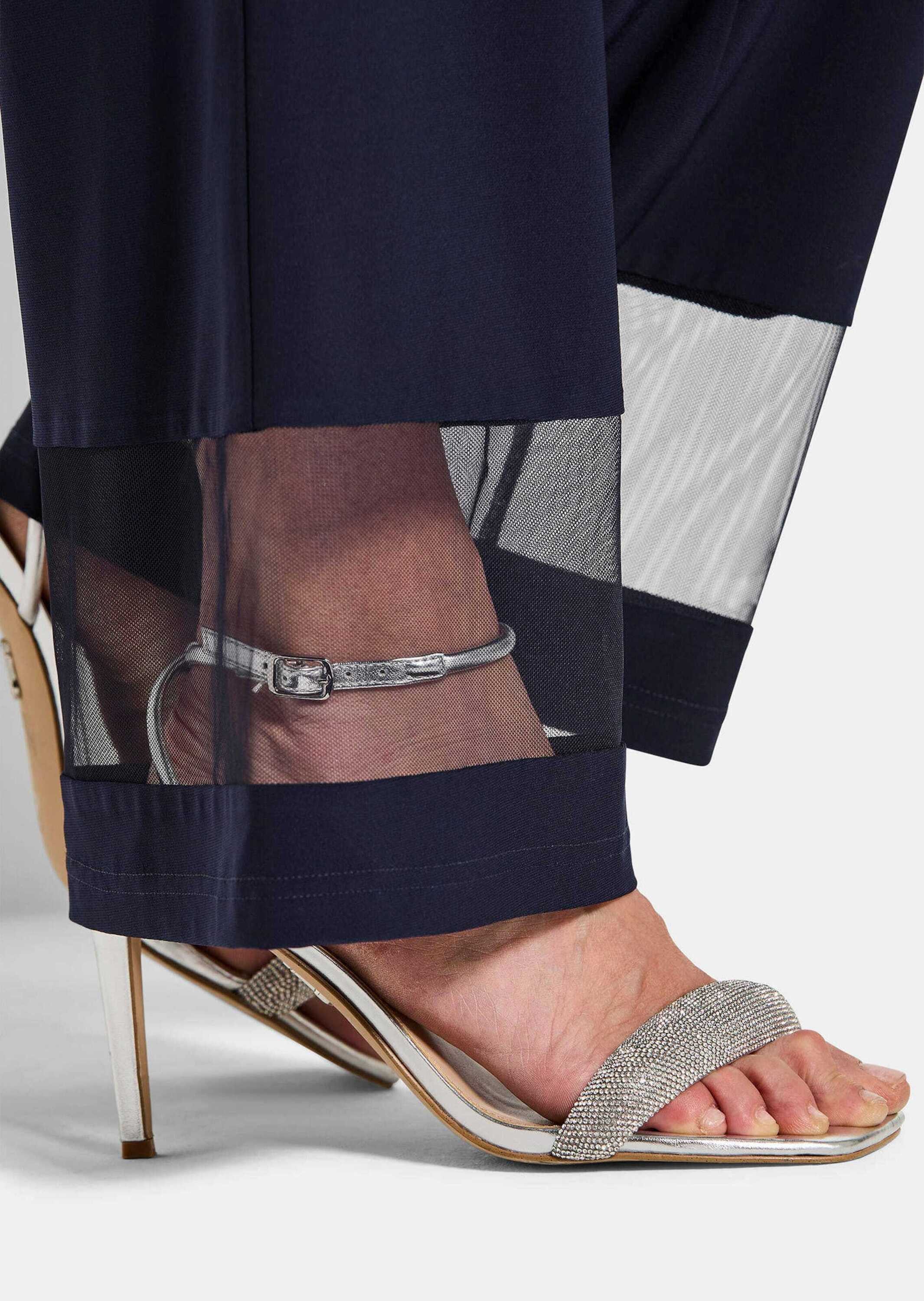 GOLDNER Stoffhose Kurzgröße: Weite Hose VERA mit Mesh-Details Schmeichelnde, elegante Hose mit weitem Bein und transparentem Saum – Bild 5 von 5
