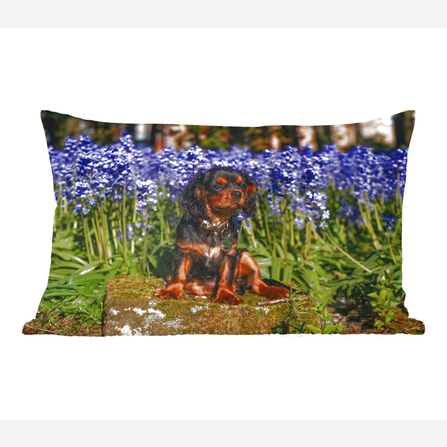 MuchoWow Dekokissen Ein Cavalier King Charles Spaniel zwischen den blauen Blumen, Wohzimmer Dekoration, Zierkissen, Dekokissen mit Füllung, Schlafzimmer