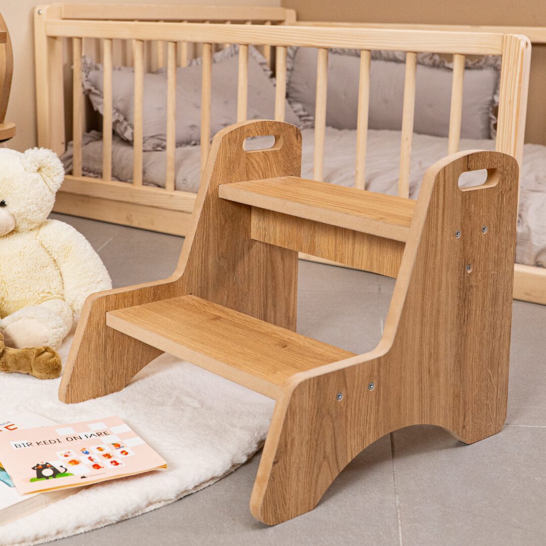 COZYCOLLECTIONS Tritthocker Montessori Tritthocker 2-stufig, Naturholz, bis 70 kg, 18M–6J (Tritthocker / Kindertritt / Steighilfe (2-stufig), 1 St., 1 Tritthocker mit 2 Stufen (bis 70 kg belastbar), Montessori: 2 Stufen + Griffe – Autonomie sicher ab 18 Monaten