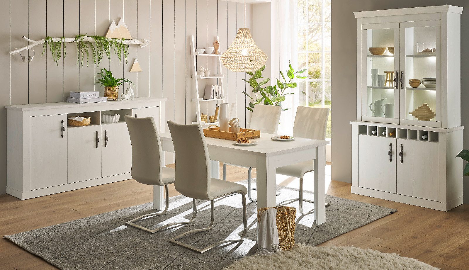 Furn.Design Esszimmer-Set Fiastra, (in Pinie weiß Landhaus, mit Buffetschrank, Anrichte und Esstisch), Metallgriffe, Soft-Close-Funktion