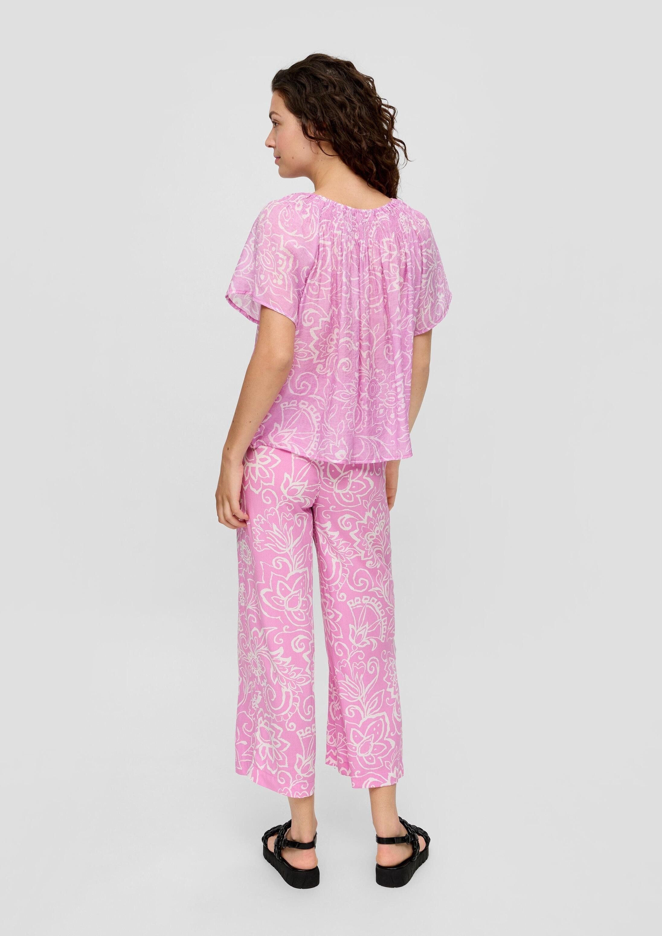 s.Oliver Kurzarmbluse Bluse Gemusterte Bluse im Relaxed Fit mit Smok-Detail