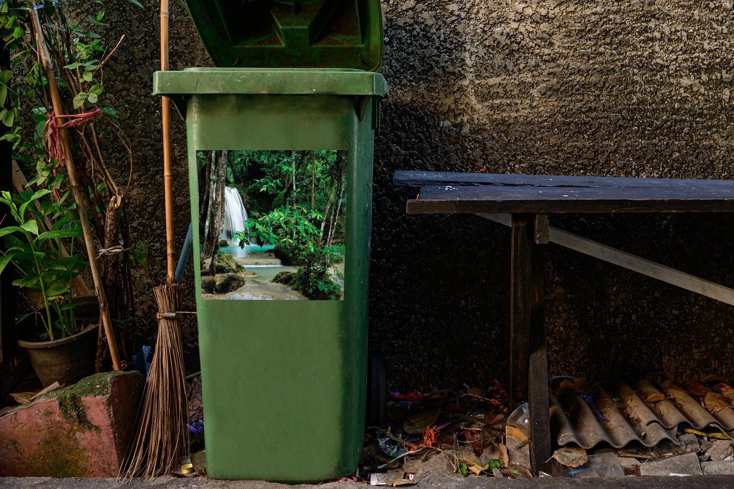 Mülltonne, Erawan-Nationalparks Abfalbehälter Bäumen Wasserfälle Mülleimer-aufkleber, Kleine des den St), Container, Wandsticker MuchoWow Sticker, zwischen (1