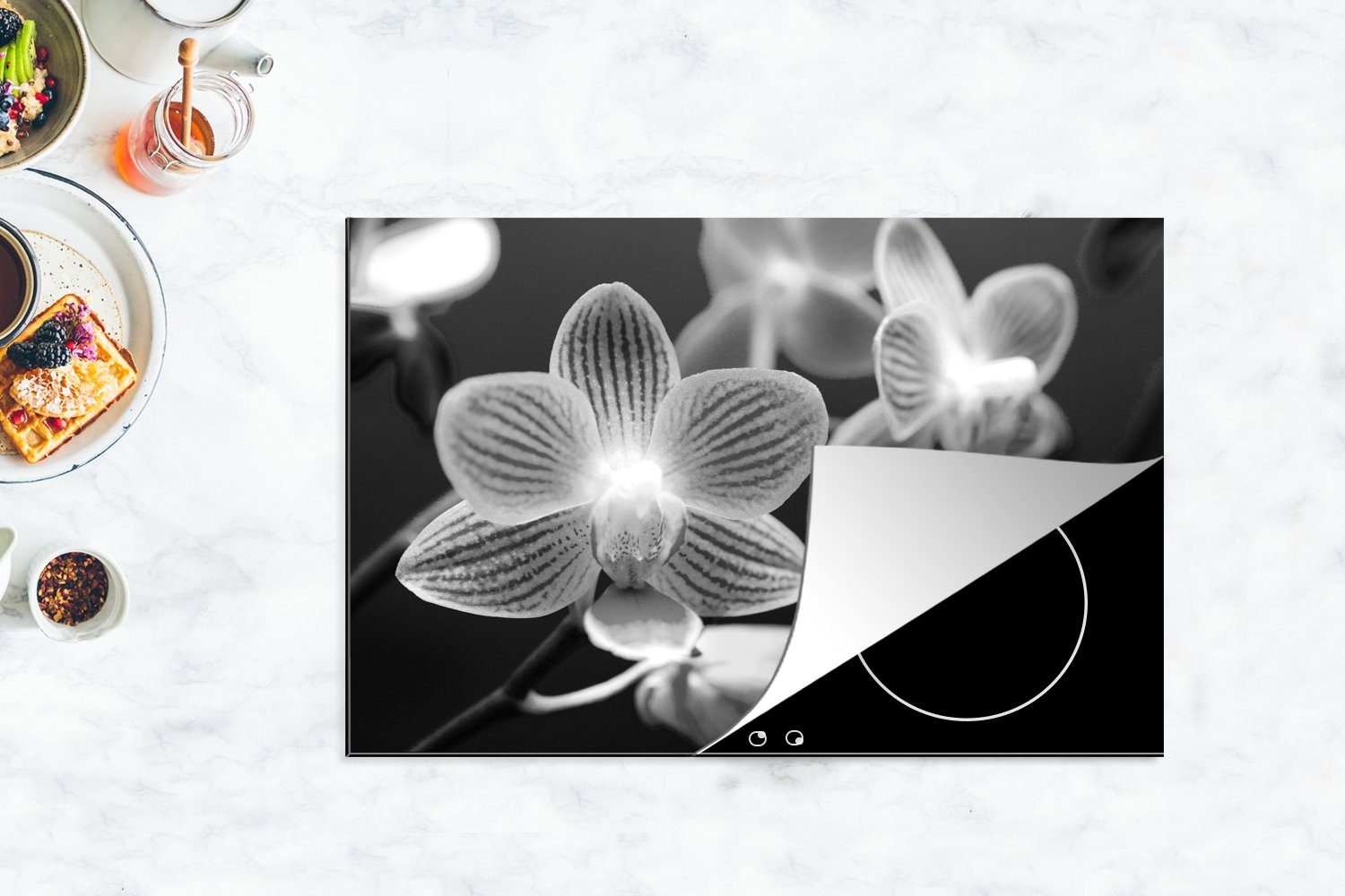 MuchoWow Herdblende-/Abdeckplatte Orchideenblüte - schwarz (1 Induktionskochfeld und die 81x52 Vinyl, tlg), küche, Schutz für weiß, cm, Ceranfeldabdeckung
