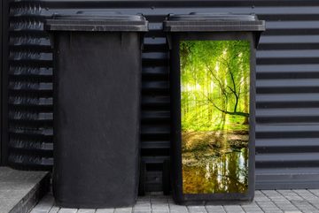 MuchoWow Wandsticker Wald - Landschaft - Wasser - Bäume - Sonne - Grün - Natur (1 St), Mülleimer-aufkleber, Mülltonne, Sticker, Container, Abfalbehälter