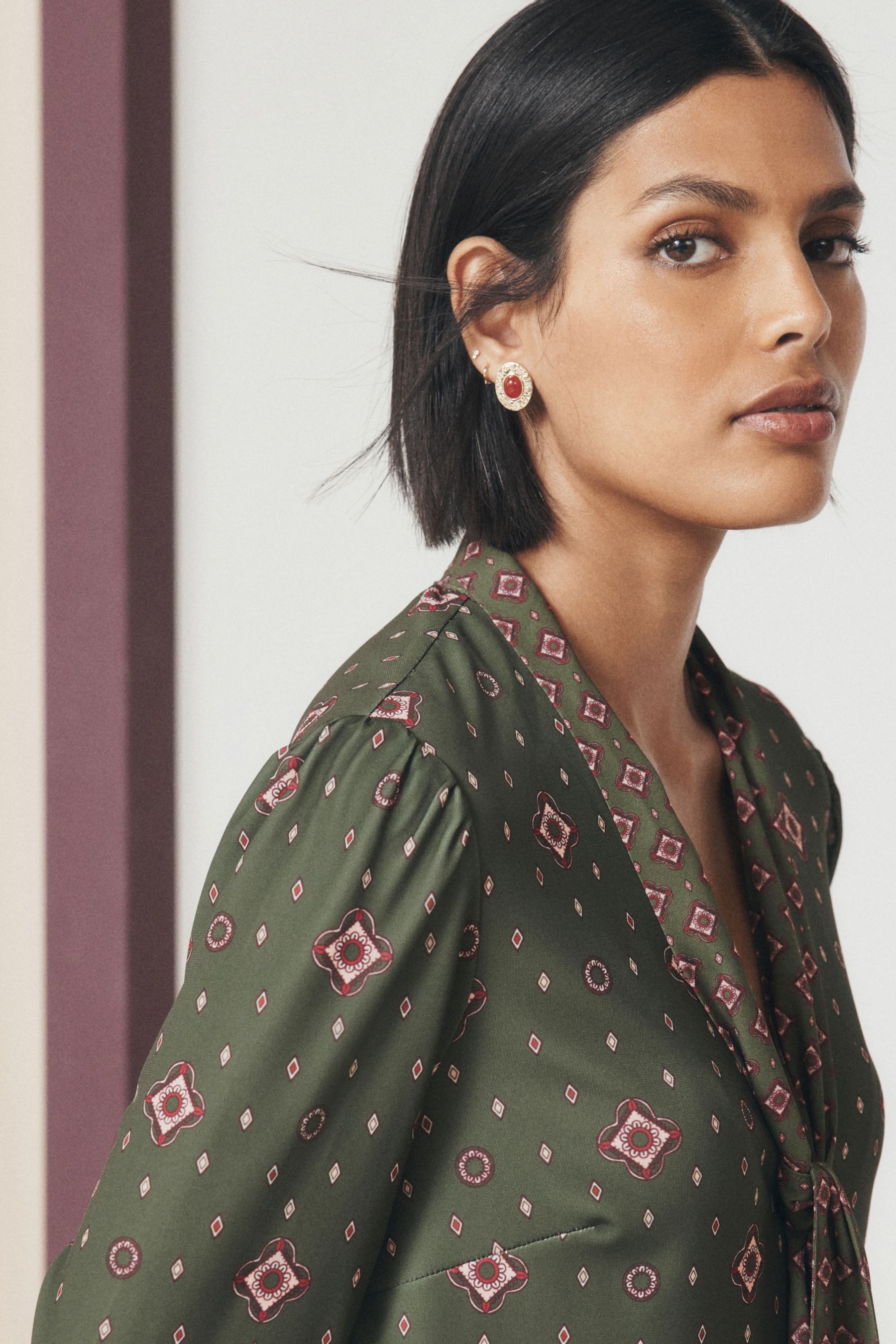 Next Langarmbluse Langärmelige Bluse mit V-Ausschnitt und Bluse (1-tlg) – Bild 5 von 5