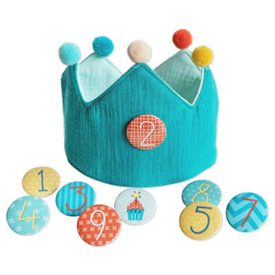 PAPIERDRACHEN Strickmütze Geburtstagskrone Musselin mit Zahlen - Krone aus Musselinstoff mit Button Zahlen von 1-8 - wiederverwendbar