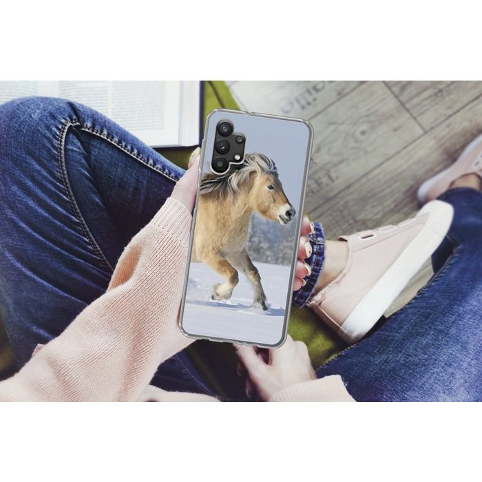 MuchoWow Handyhülle Fjordpferd läuft durch den Schnee Handyhülle Samsung Galaxy A32 5G Smartphone-Bumper Print Handy ZV11026